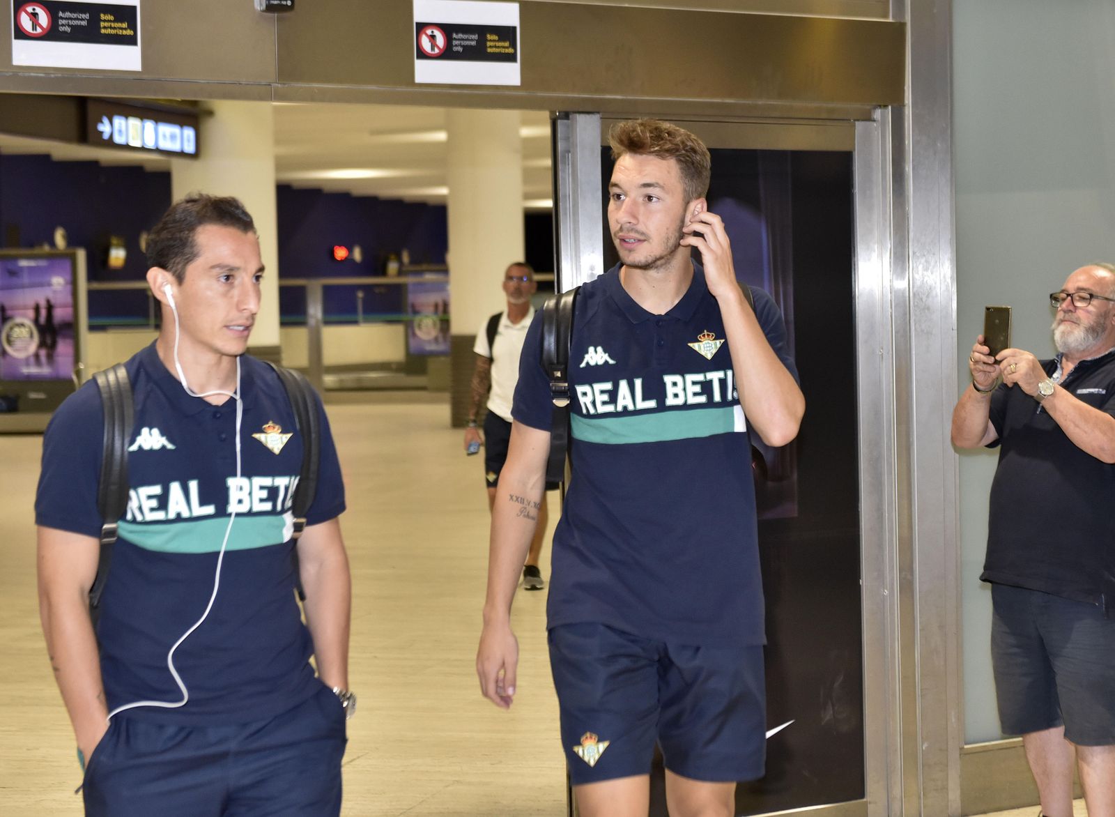Loren, con Guardado, en la llegada de la expedición bética ayer al aeropuerto San Pablo.