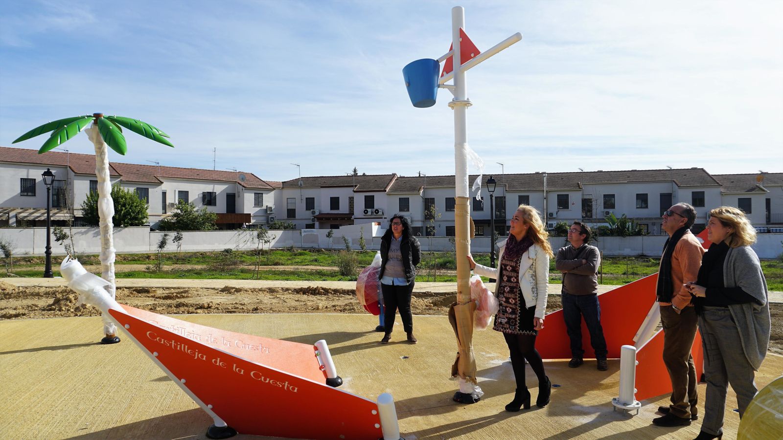 La alcaldesa de Castilleja de la Cuesta en su visita al nuevo parque.