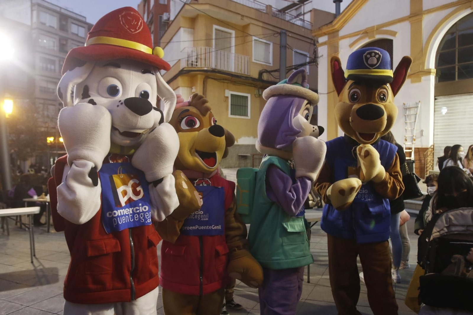 El encendido del espectacular alumbrado navideño de Puente Genil, en fotografías