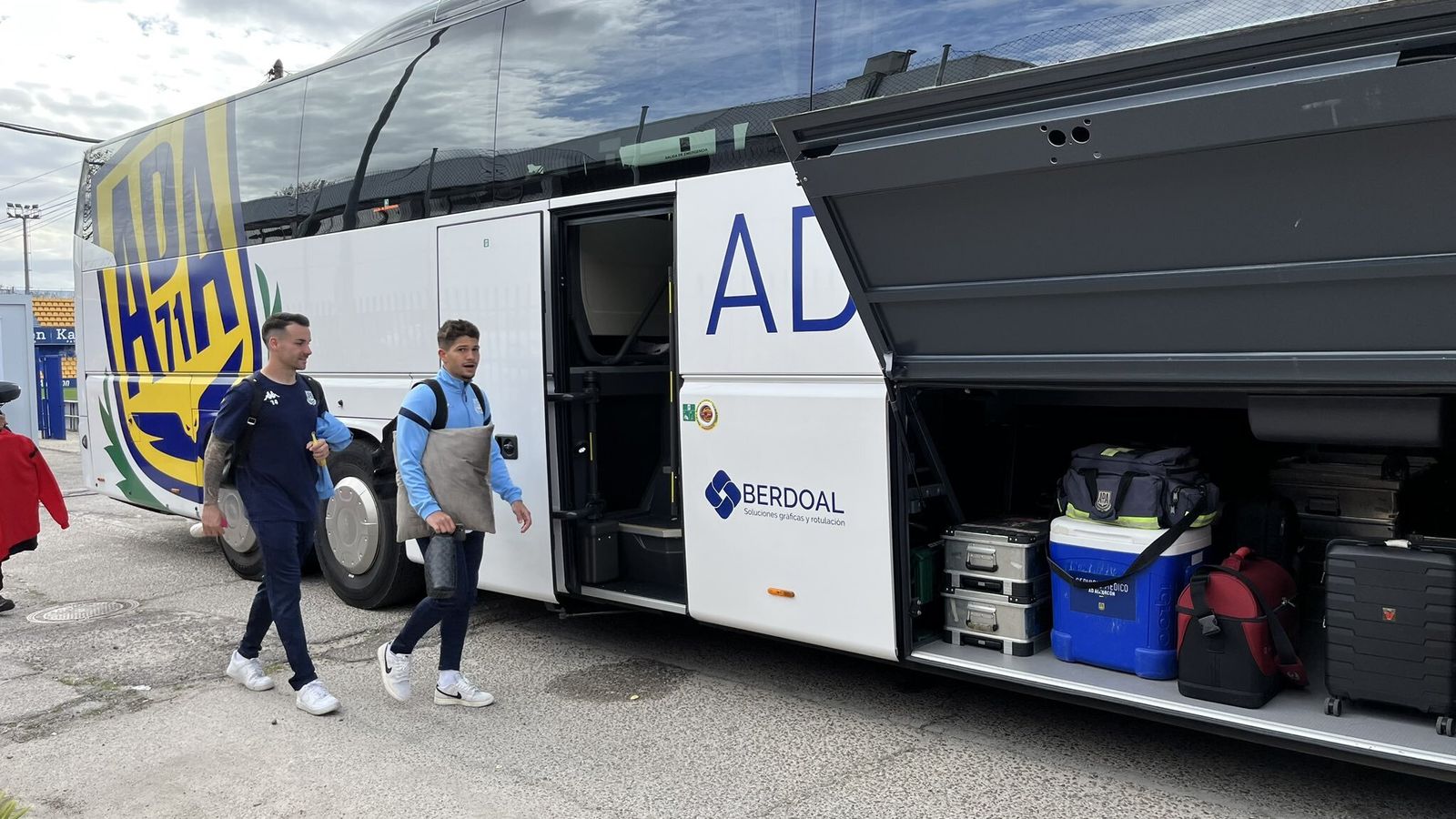 La expedición del Alcorcón se monta en el autocar.