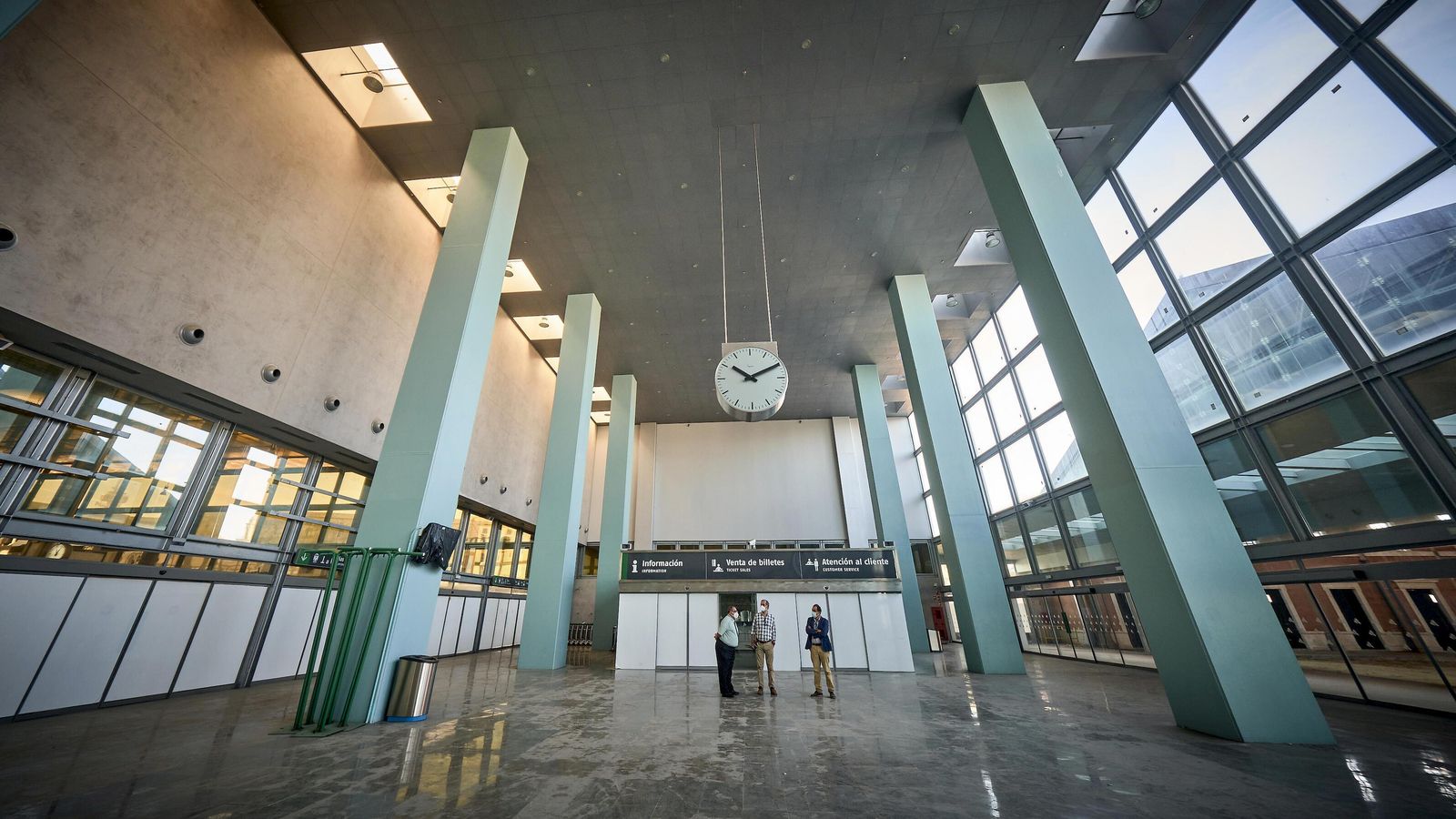 Interior del vestíbulo de la estación sobre el que irá, presumiblemente, un nuevo hotel.