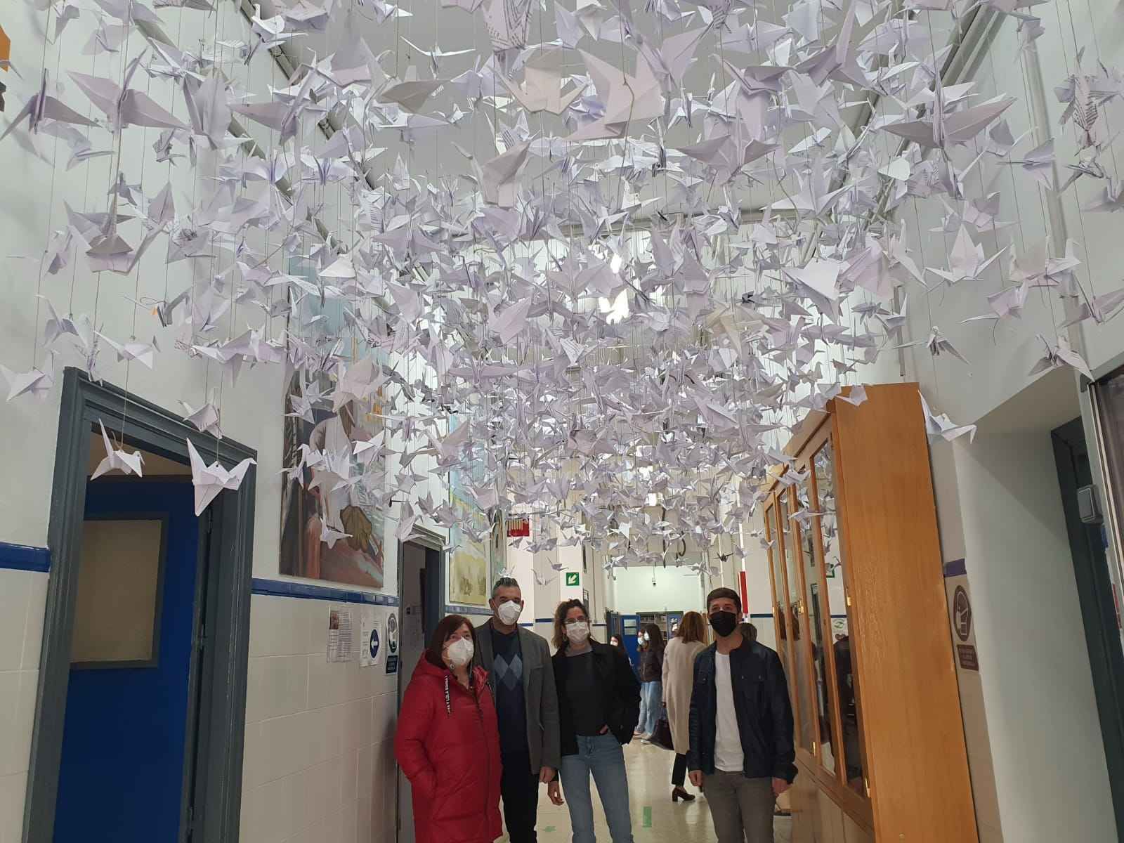 Los representantes municipales y del IES Poeta observan una de las iniciativas celebradas en el centro para conmemorar dicha efeméride.