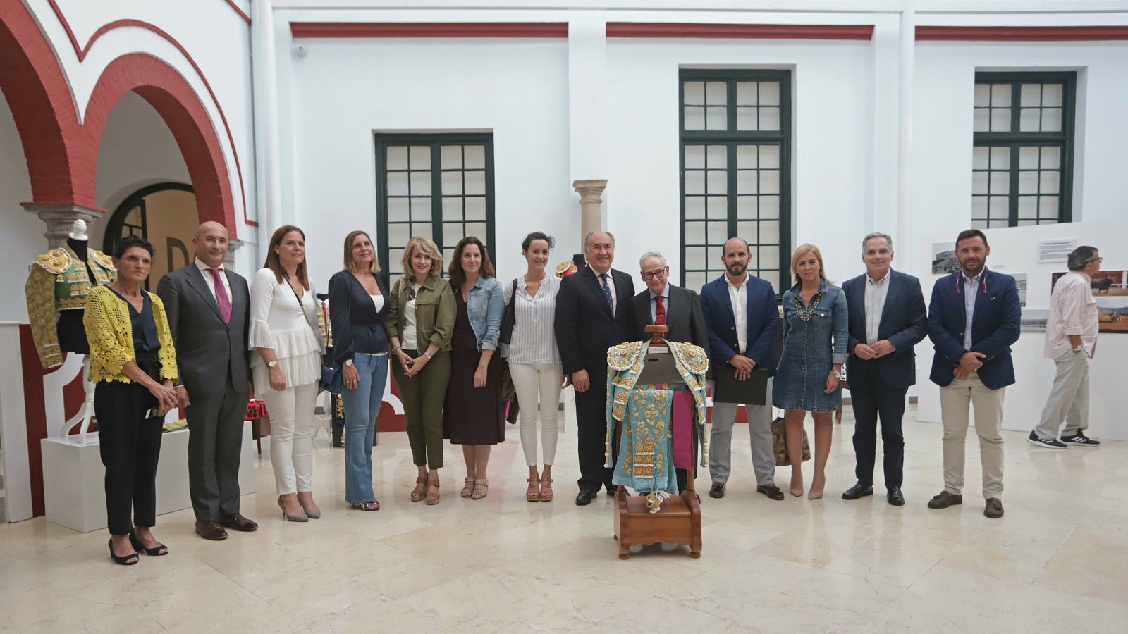 Exposición de fotografía taurinas y trajes de toreo en el museo de Algeciras