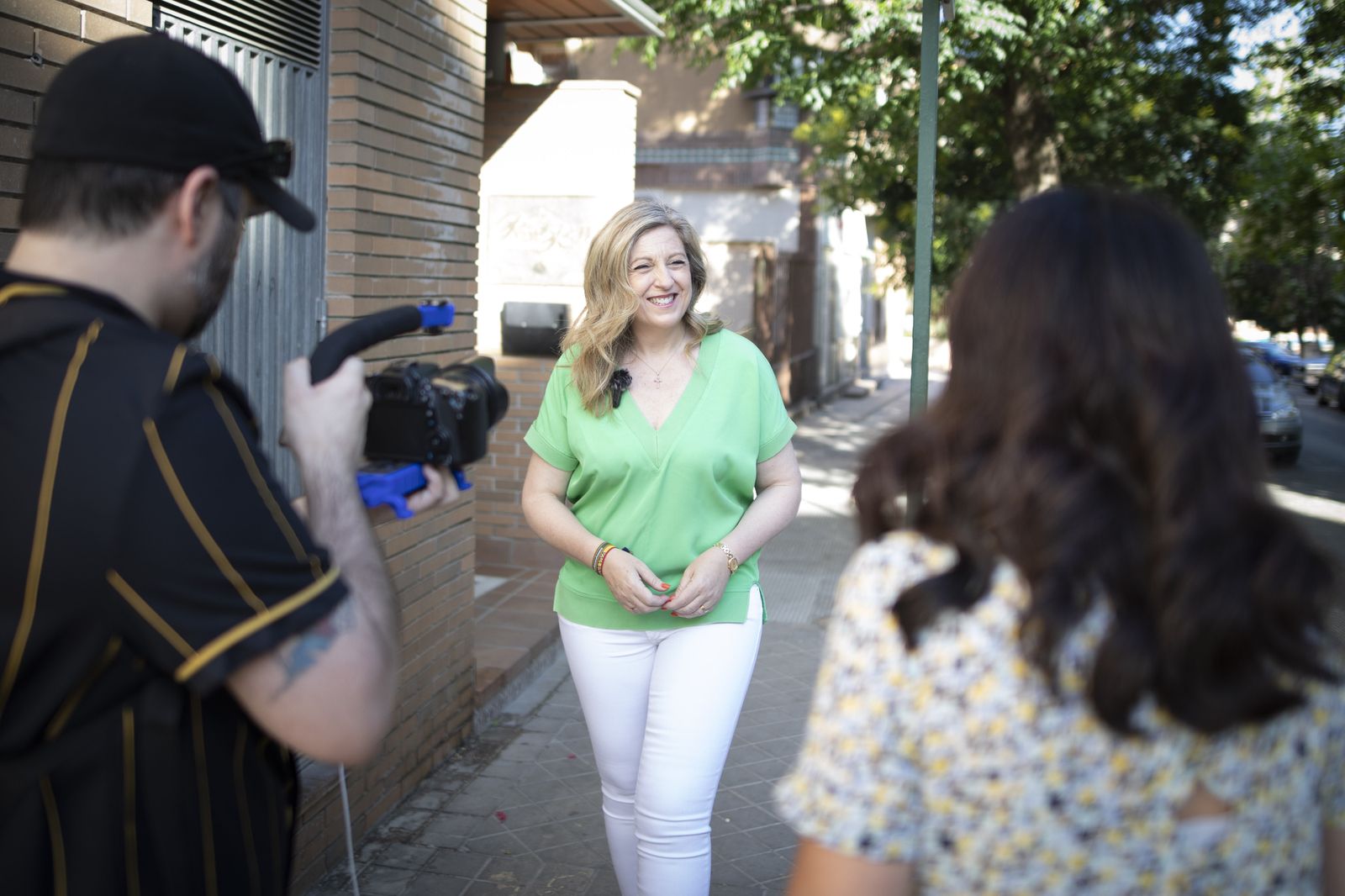 El paseo por el Zaidín con Beatriz Sánchez, candidata de Vox a la Alcaldía de Granada, en imágenes