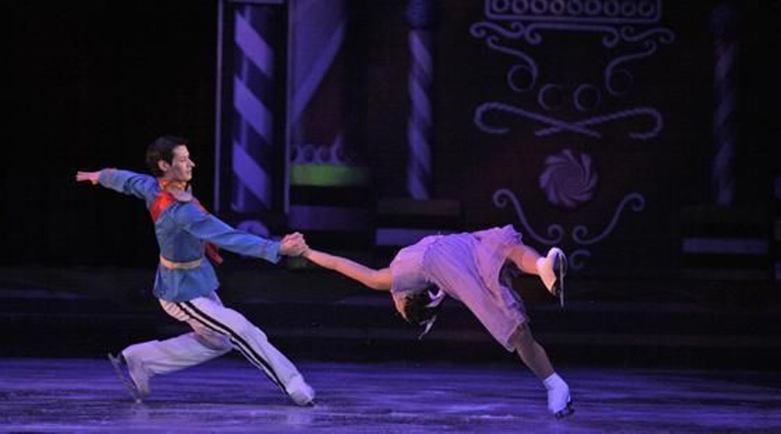 Imagen de 'El cascanueces' sobre el hielo en el Teatro de la Maestranza. / Antonio Pizarro