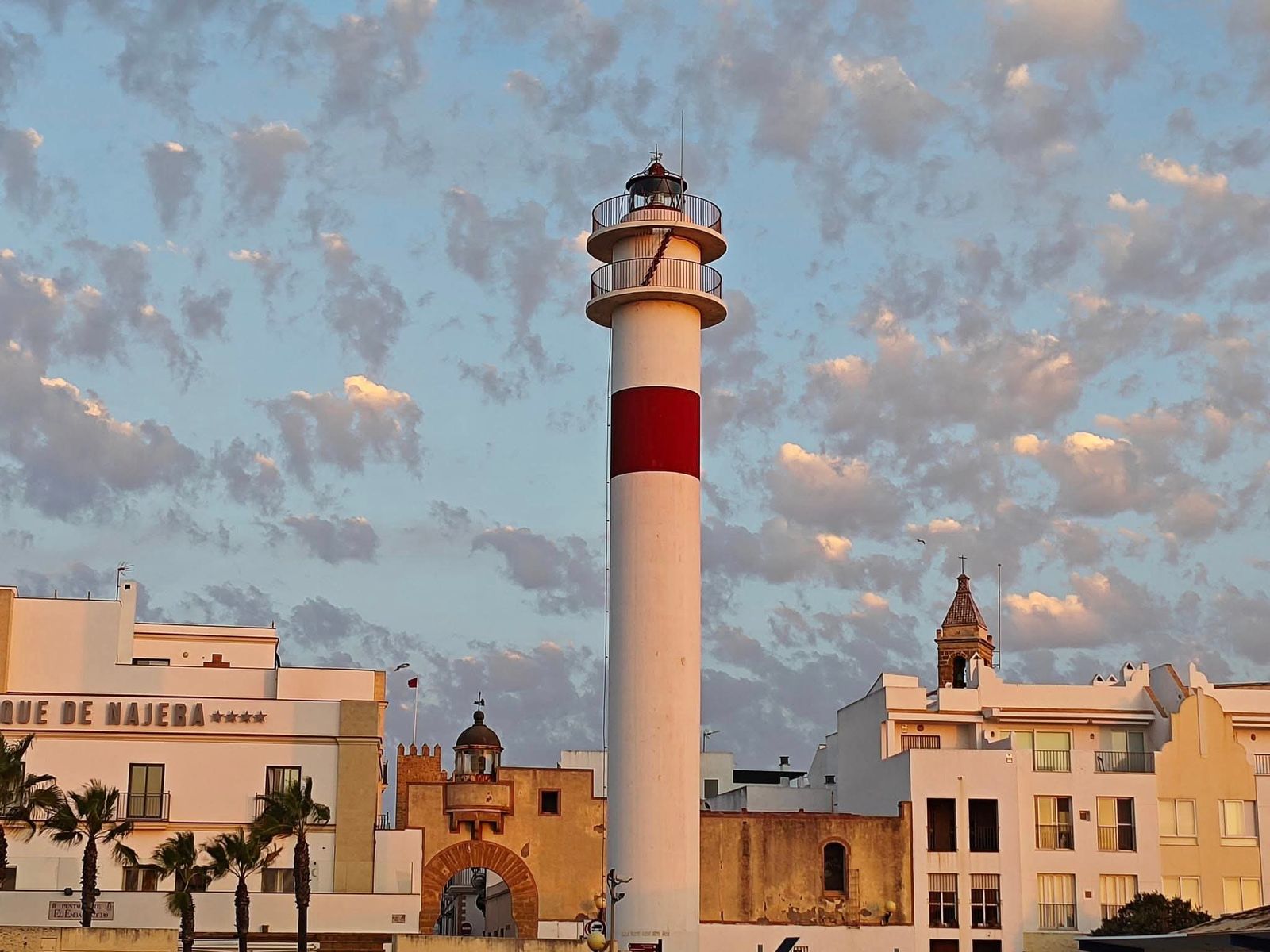 Faro de Rota, construido en 1979, dirigiendo a nuestros marineros hacia buen puerto. Volker Hammel