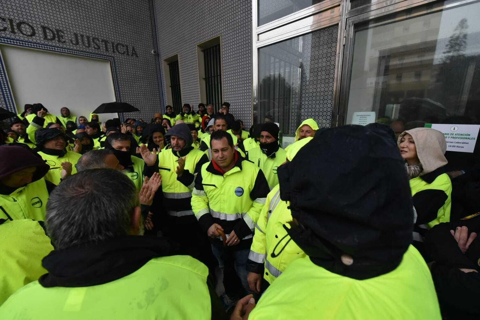 Los trabajadores de Acerinox a las puertas de los juzgados de Algeciras, este lunes. Los trabajadores de Acerinox a las puertas de los juzgados de Algeciras, este lunes.