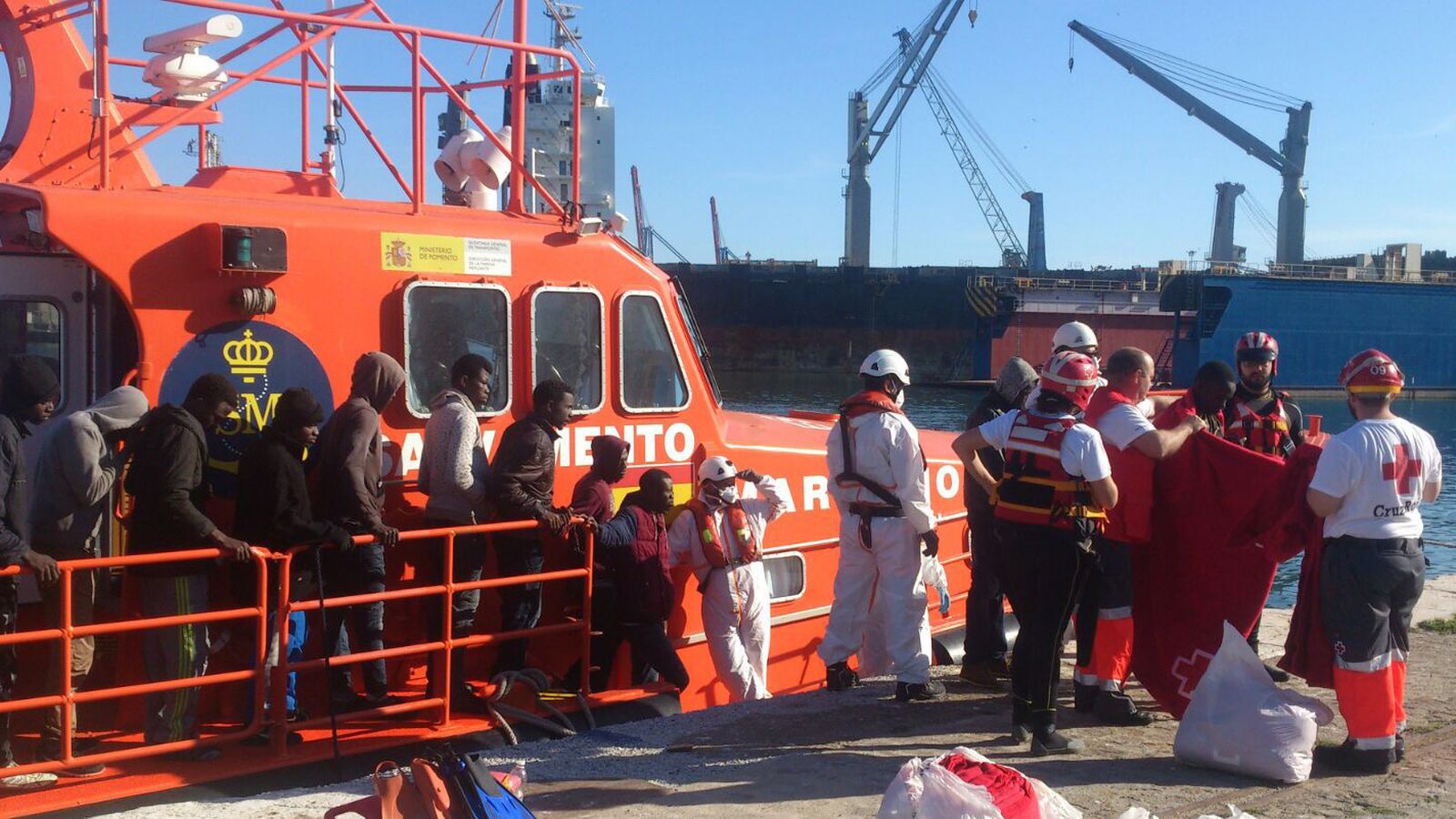 Varios de los inmigrantes rescatados.