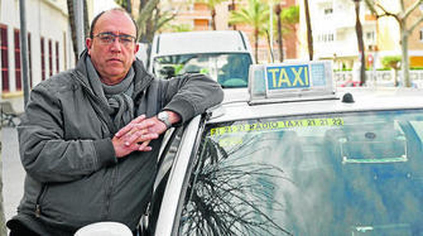 Jesús Rivas, con su taxi en la parada situada junto al Club de Tenis.