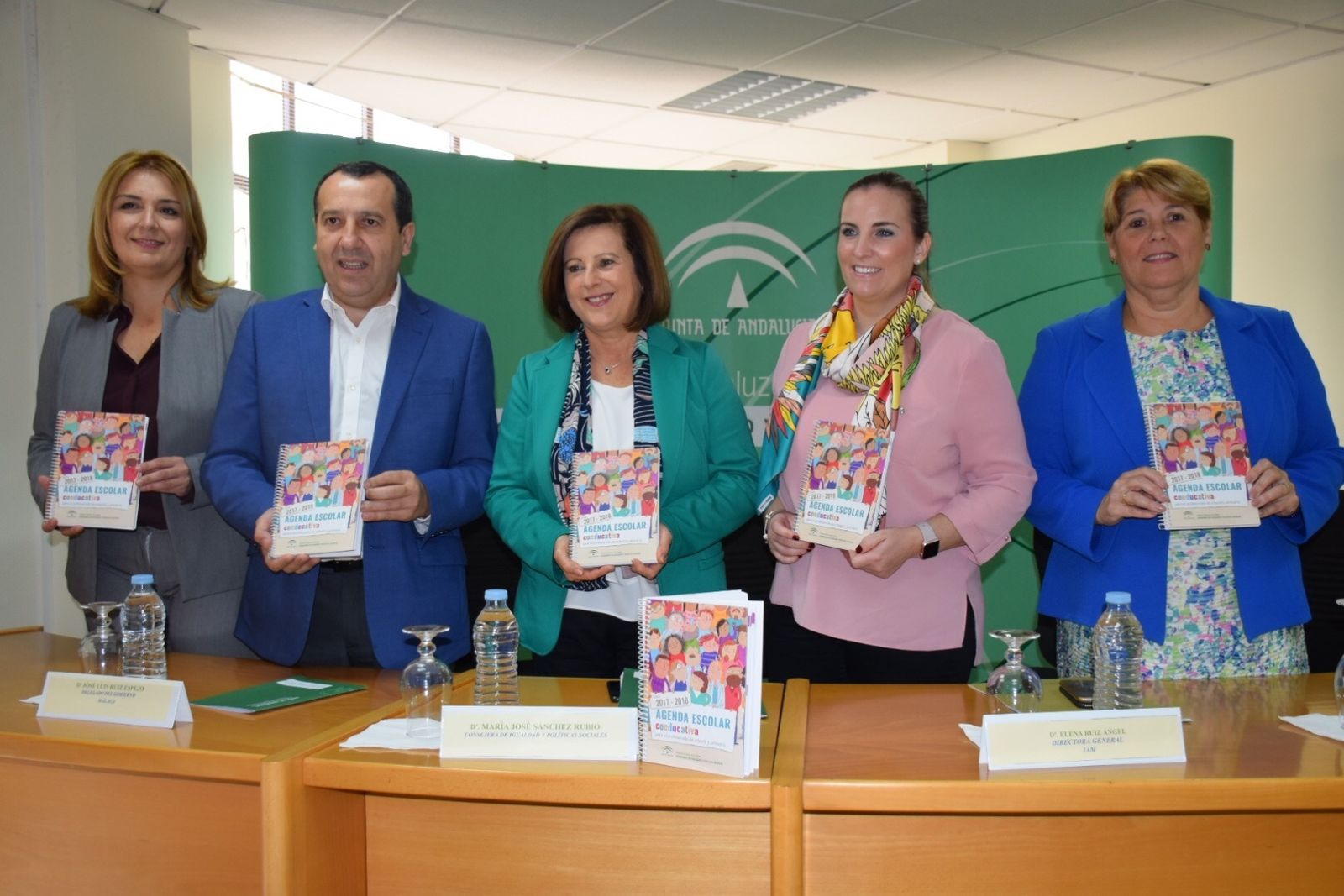 La consejera (en el centro), ayer, en la presentación de la agenda.