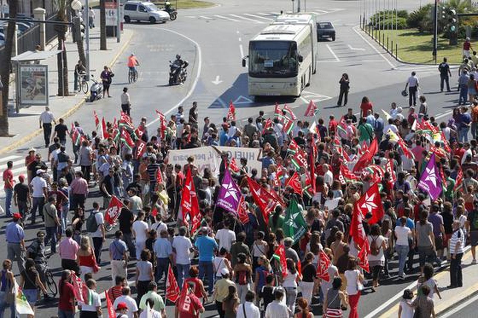 Los piquetes tomaron el centro de la capital desde primera hora de la mañana para impedir la apertura de comercios y empresas. /Jesús Marín