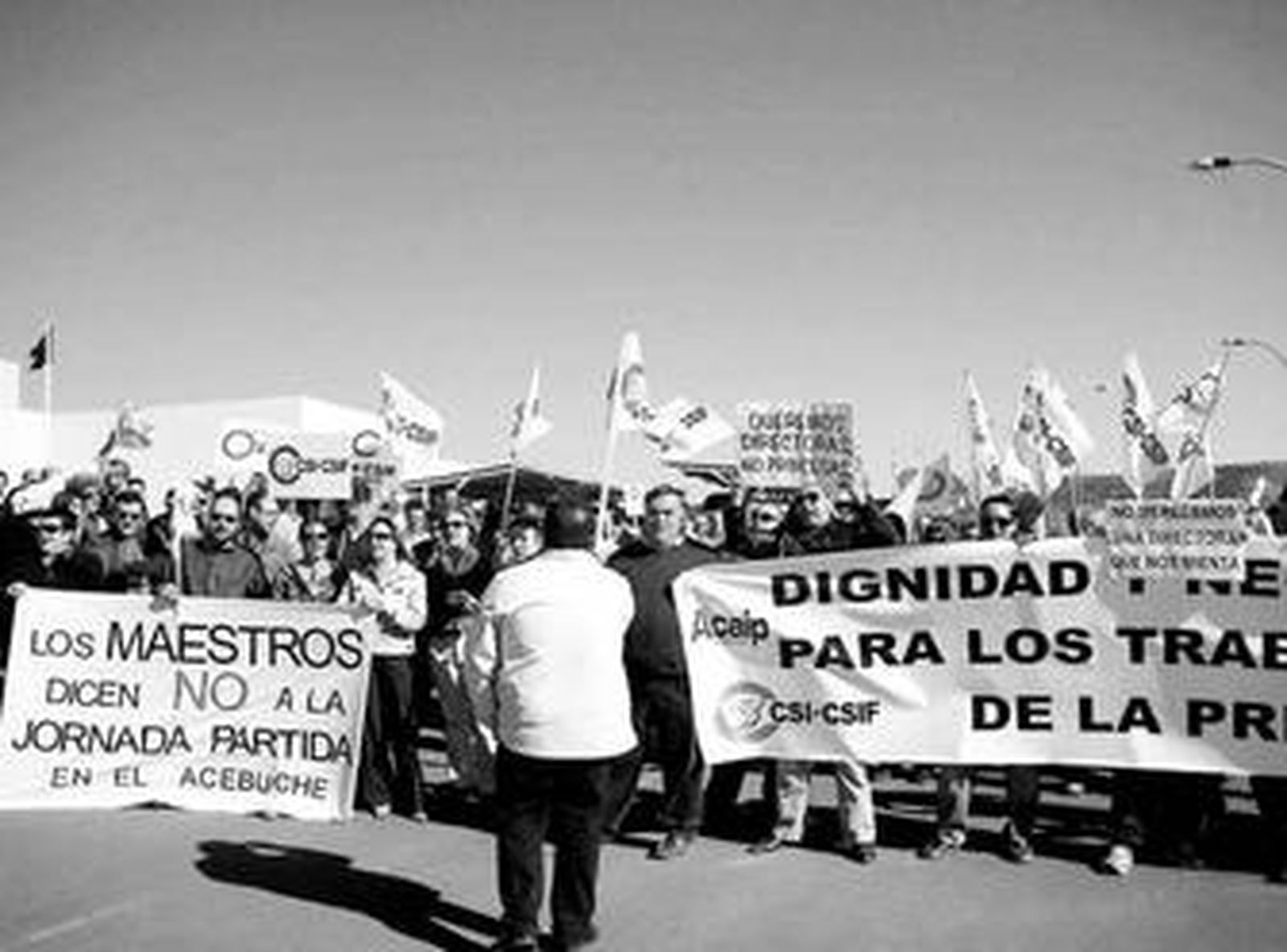 Manifestación de los funcionarios en la puerta de El Acebuche.