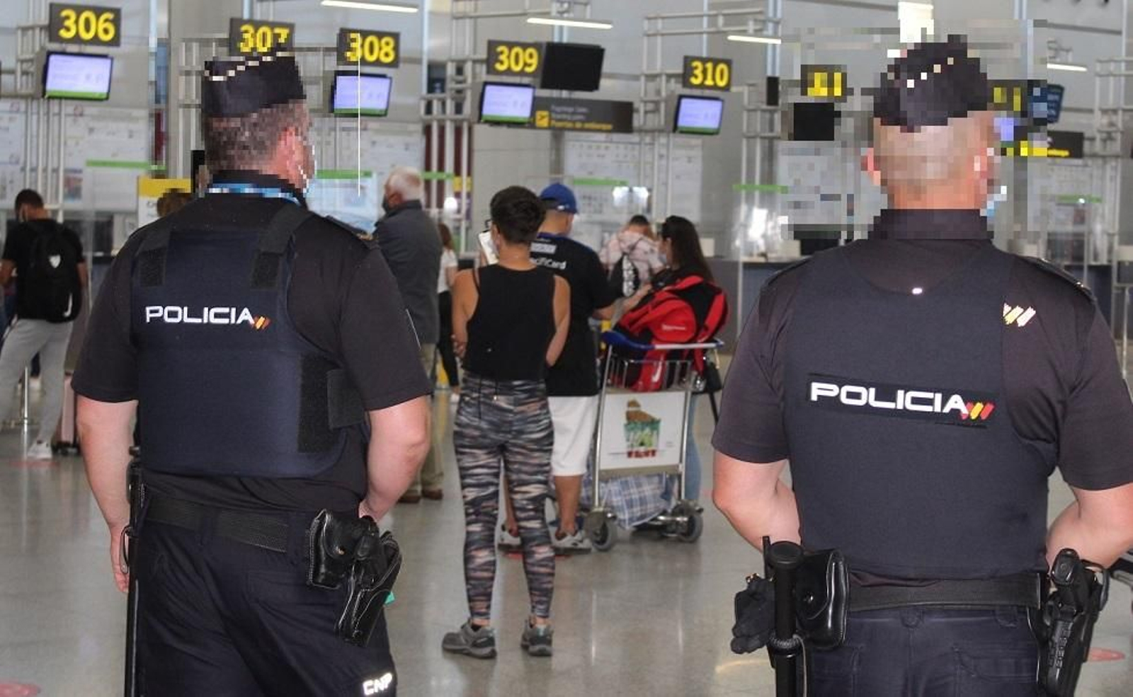 Agentes de la Policía Nacional en el aeropuerto de Málaga.
