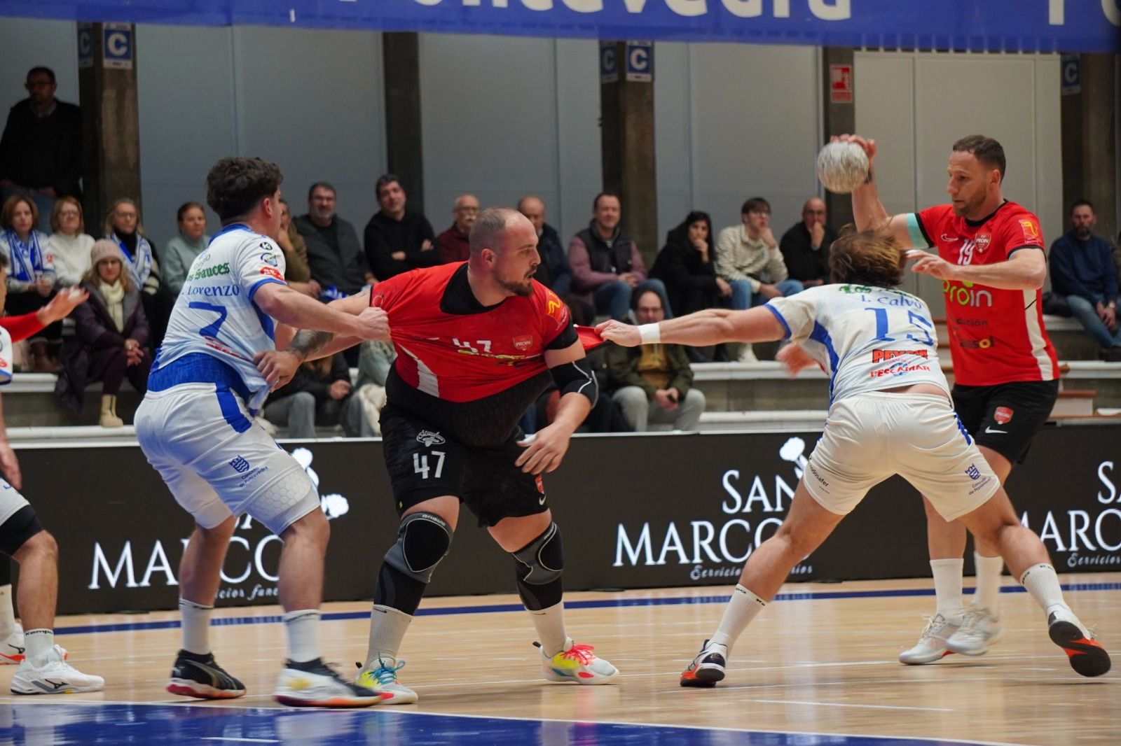 Tioumentsev trata de conectar cobn Morgado en una jugada de ataque de los sevillanos.