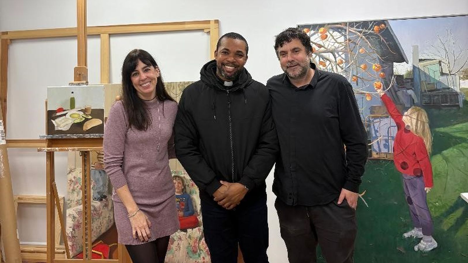 Marta García González, padre Anthony Enitame y el pintor Pepe Baena, durante la inauguración del nuevo estudio.