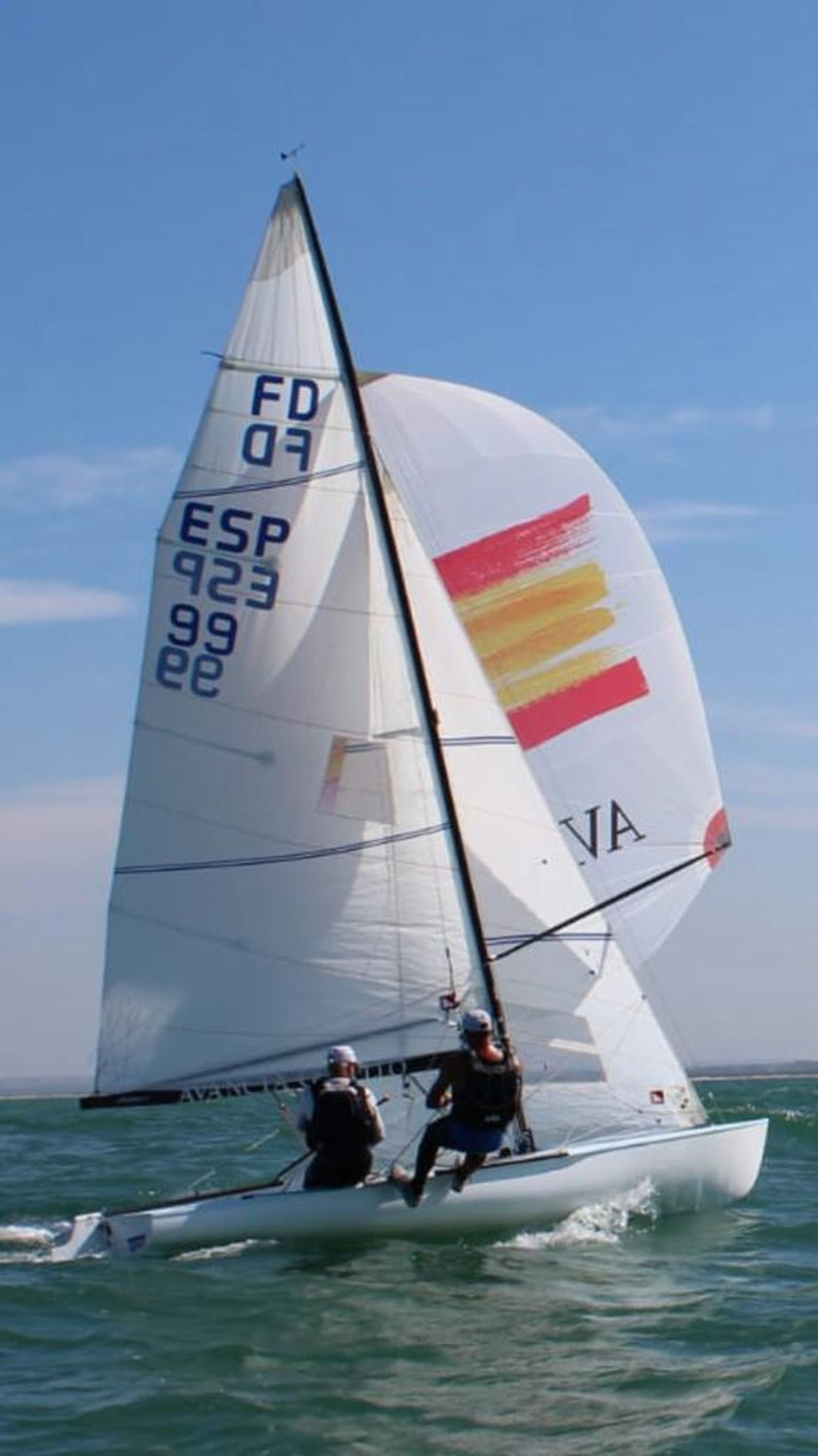Pepe Ruiz y Fran Martínez, en plena 'faena' en su embarcación.