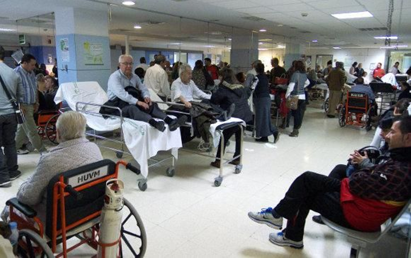 Muere la tercera persona por gripe y 12 afectados permanecen en las UCI