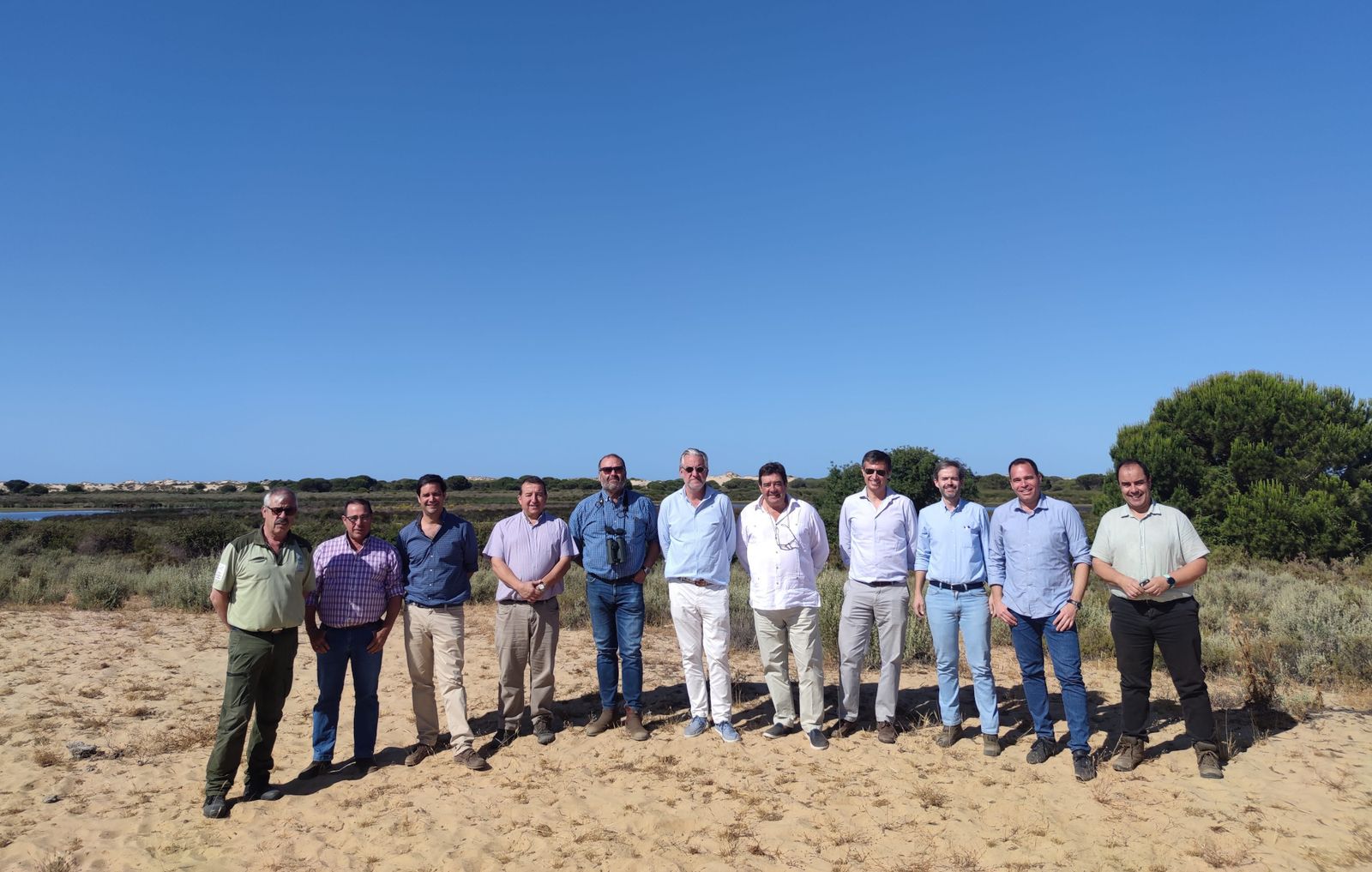Vicente Pérez con criadores de ganado marismeño