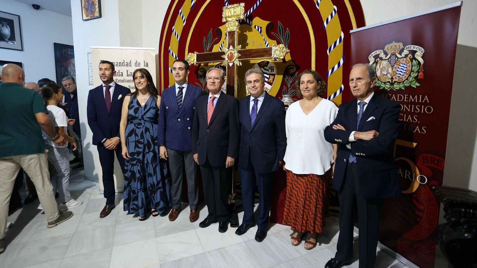 Organizadores y colaboradores, tras la inauguración de la muestra.