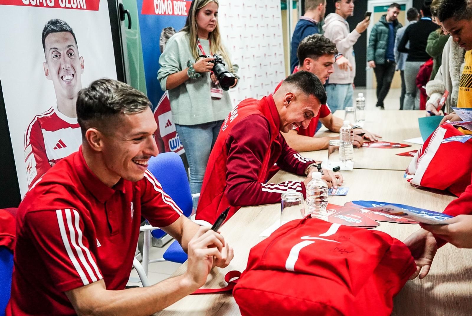 Las mejores imágenes de la firma de autógrafos del Granada CF