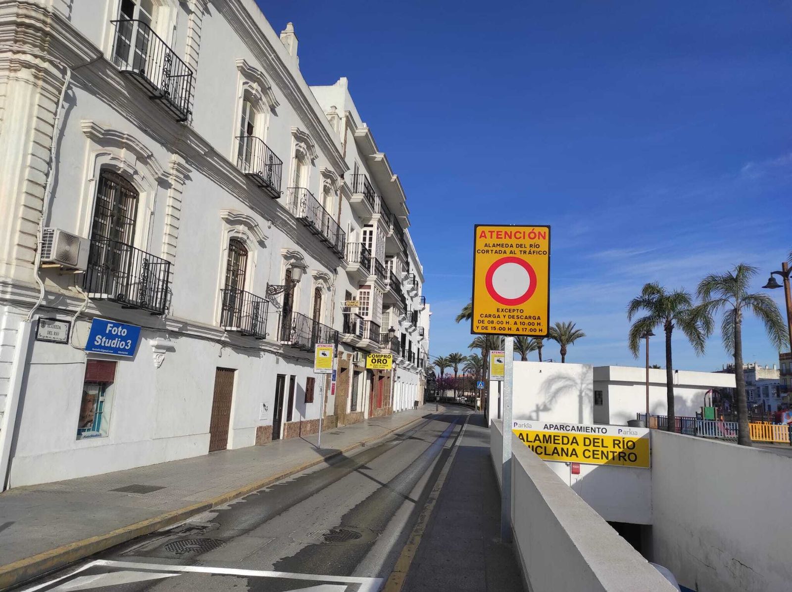 Vista de la Alameda del Río en la jornada de hoy martes, sin tráfico durante la mañana.