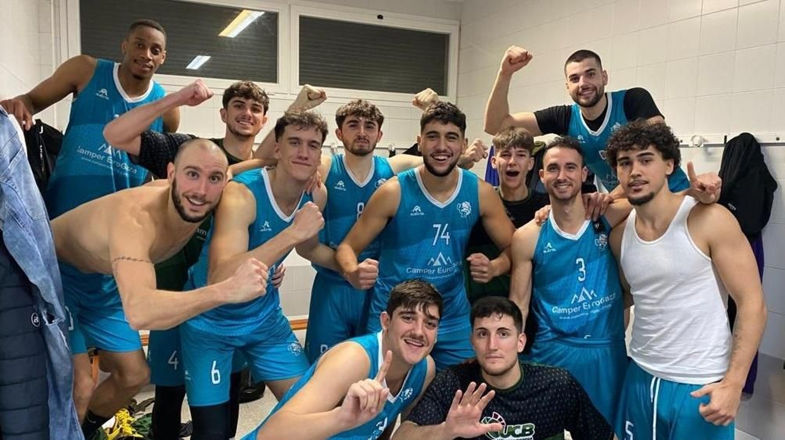 Los jugadores del UCB celebran el triunfo.