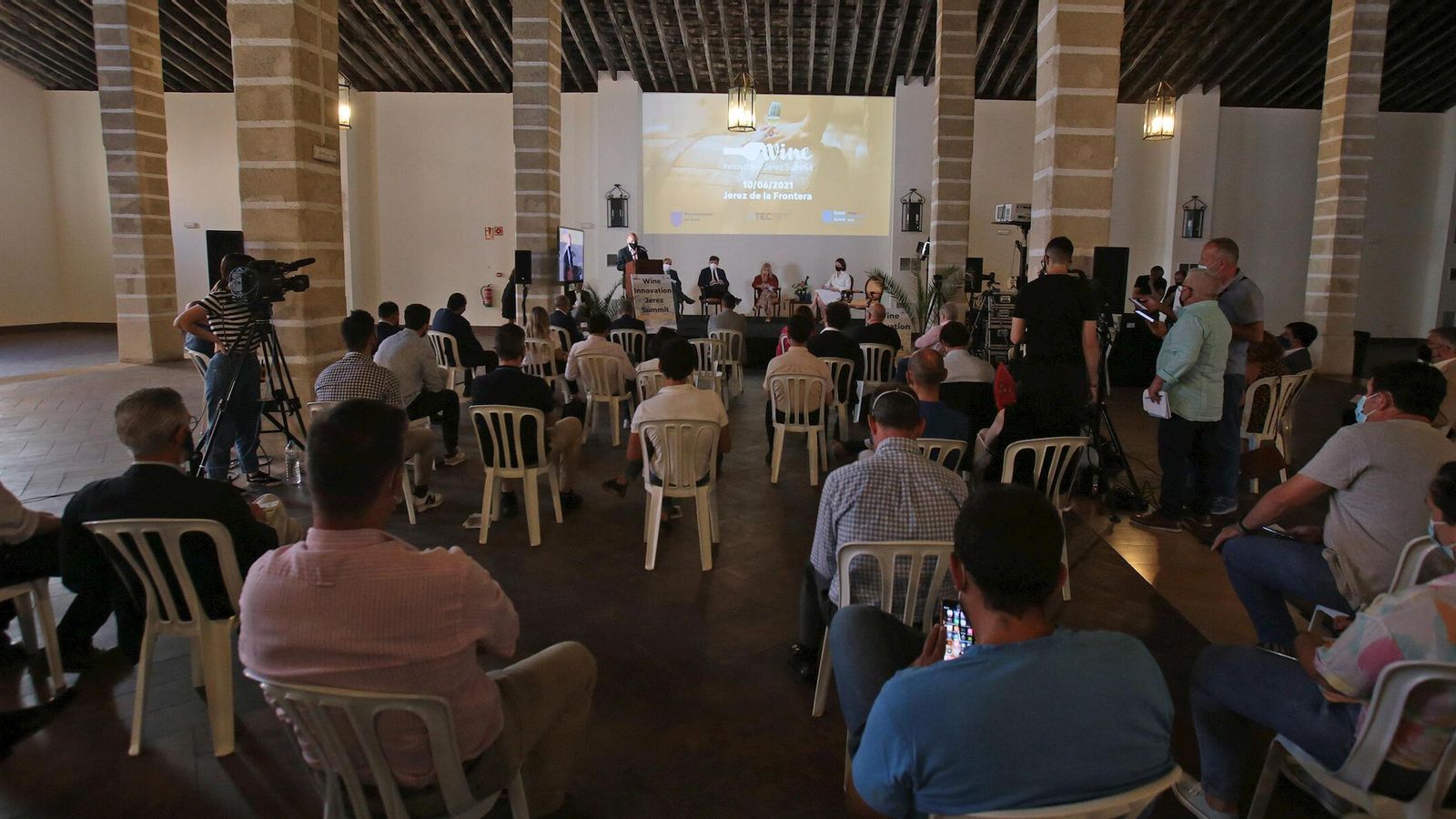 Asistentes al congreso semipresencial sobre innovación en el mundo del vino celebrado este jueves en Jerez.