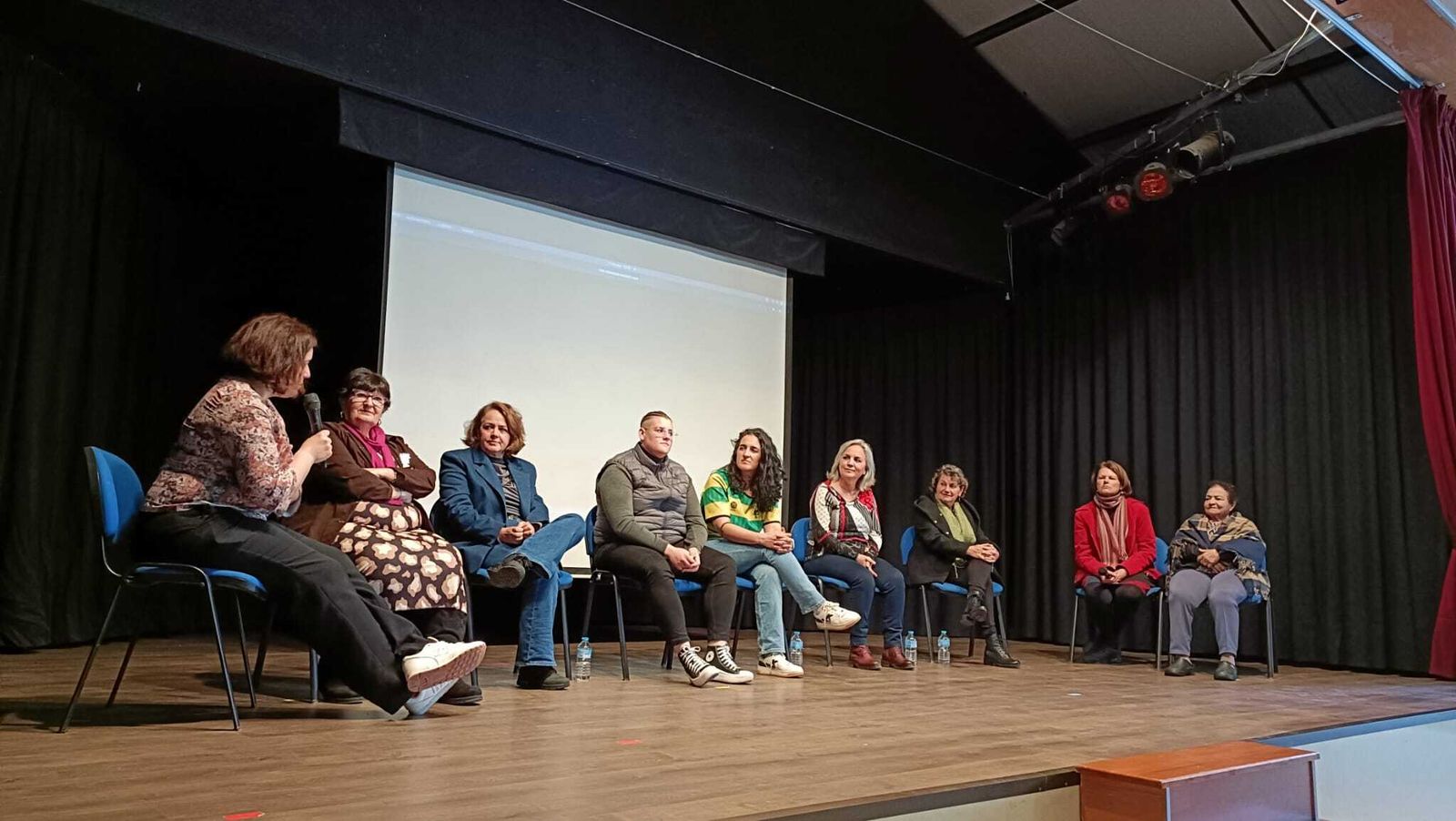 Una imagen del acto con mujeres celebrado ayer en el IES Poeta José Luis Tejada.