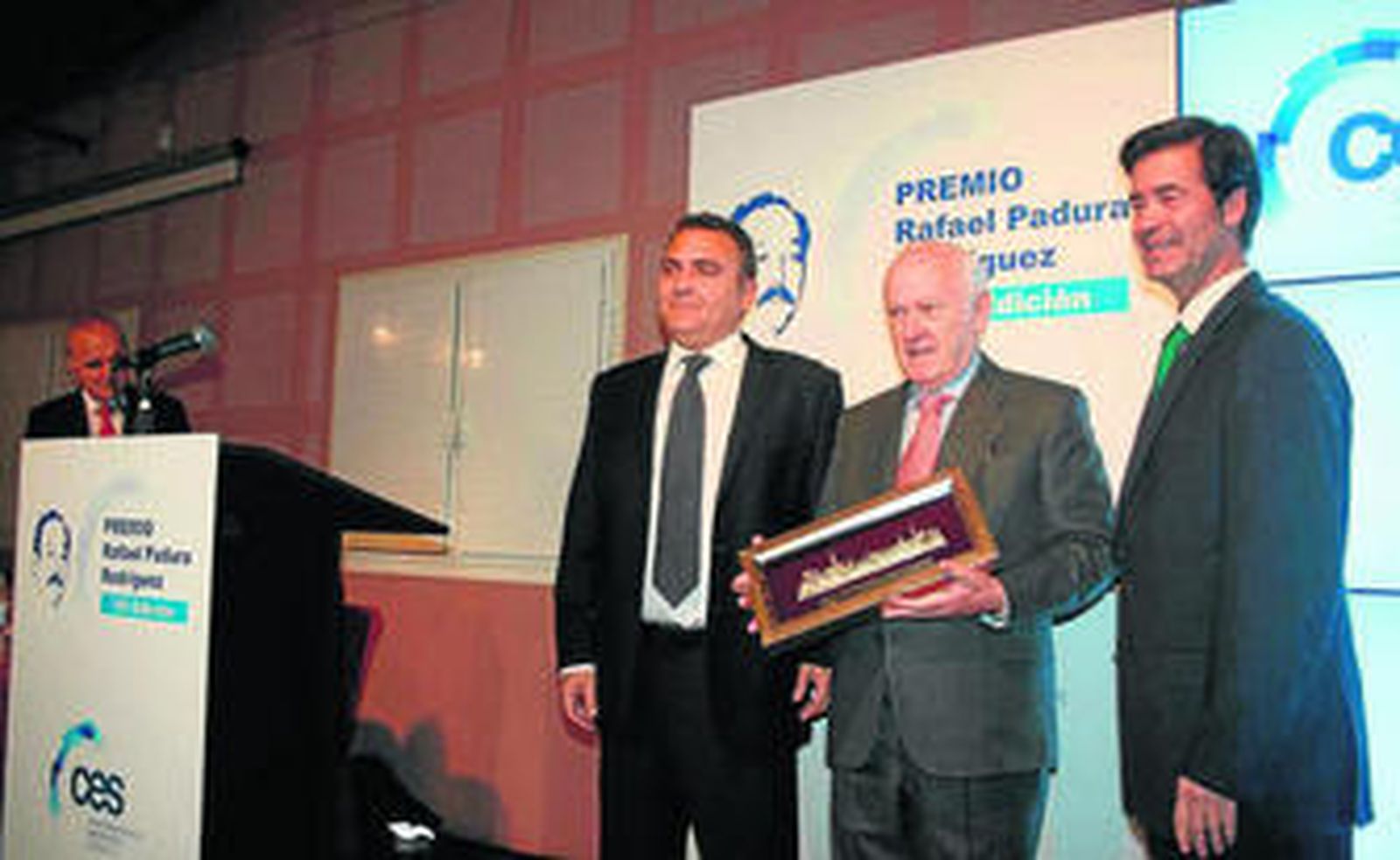 El hijo de Rafael Padura, Eduardo Pérez Serrera y Miguel Rus, ayer en el acto de entrega del premio.