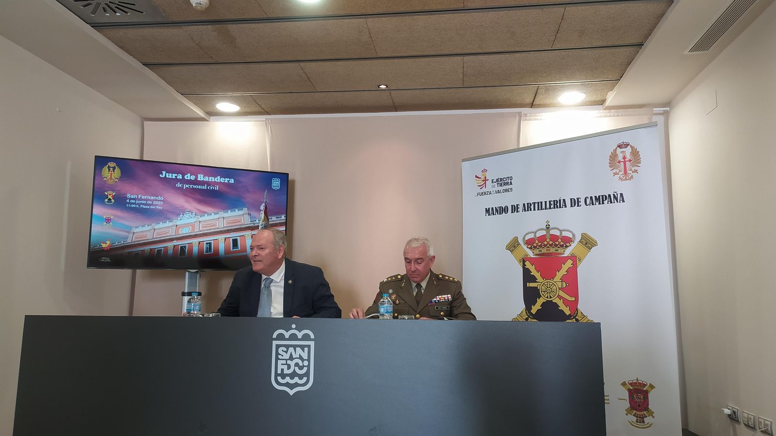 El concejal Antonio Rojas y el coronel del RACTA-4, Julián González Juárez, durante la presentación de la Jura de Bandera para personal civil en San Fernando.