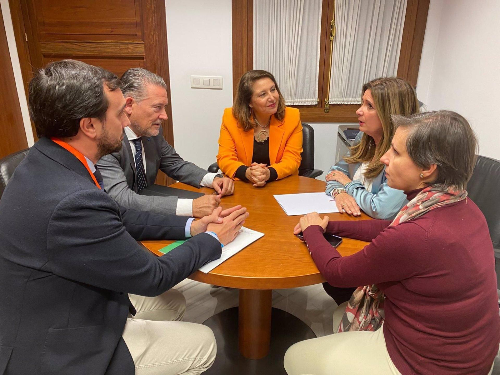 Reunión mantenida entre Carmen Crespo y Auxi del Olmo.