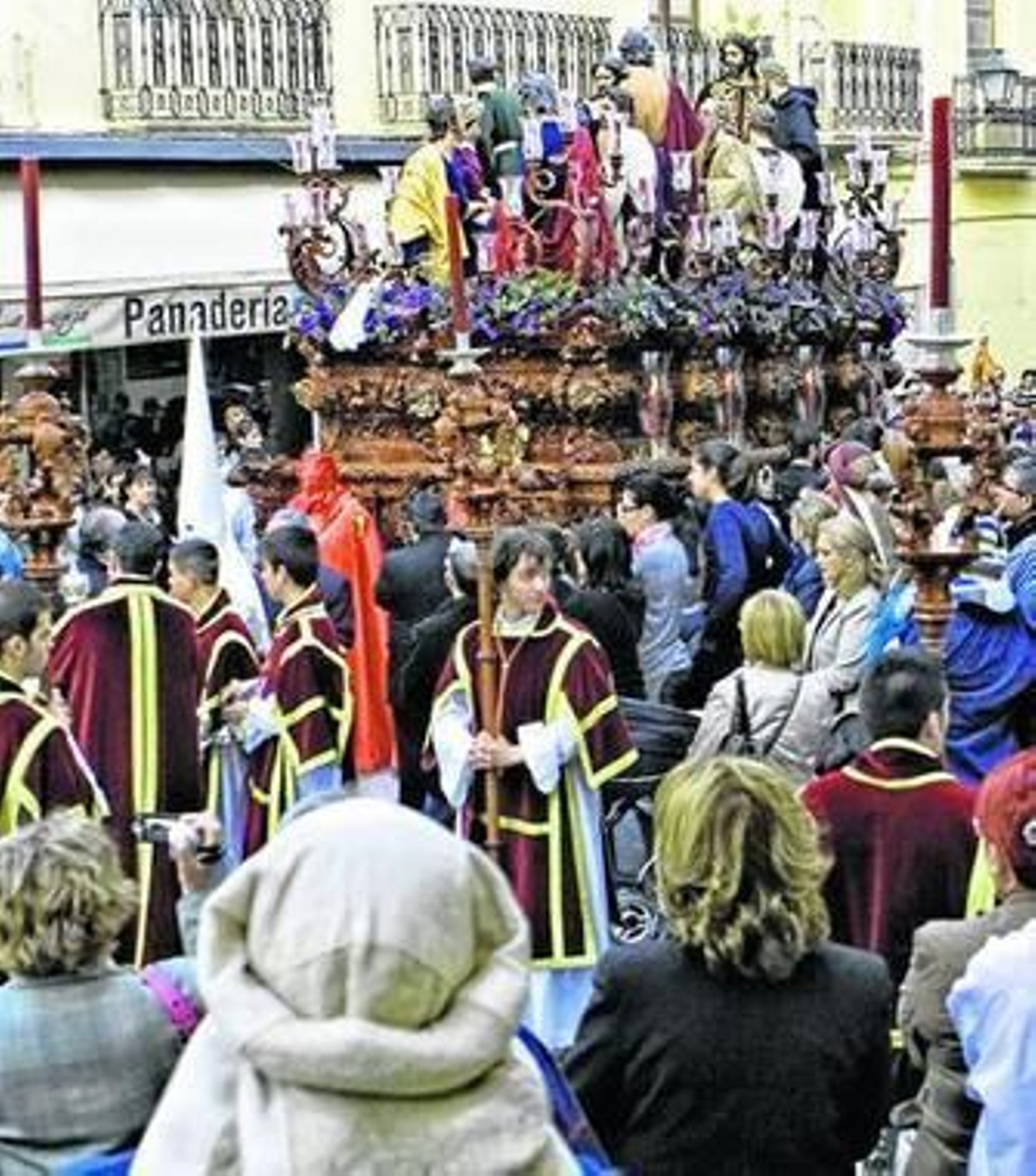 Las procesiones reúnen a mucha gente en la calle, en torno a las imágenes.