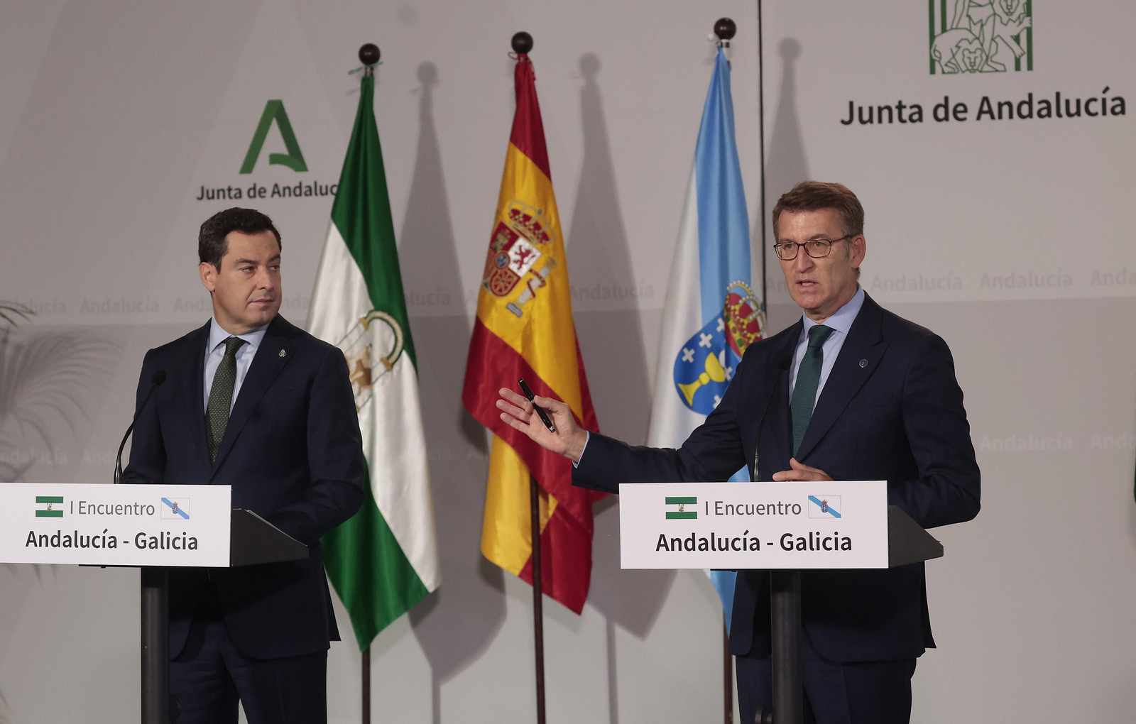 Juanma Moreno y Alberto Núñez Feijóo, en un acto que celebraron en San Telmo.