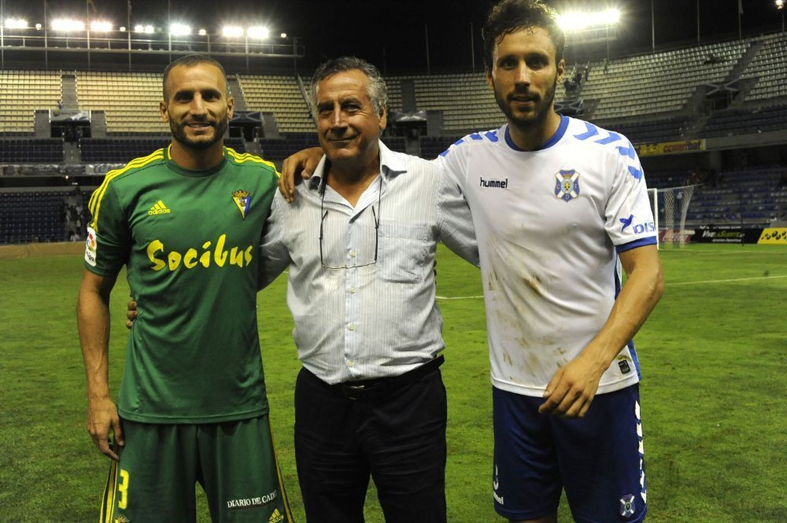 Servando (i) y Germán se abrazan a su padre al acabar el encuentro disputado esta temporada en el Heliodoro Rodríguez López.