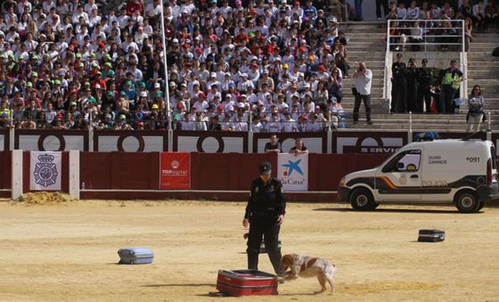 Exhibición policial ante escolares en La Malagueta

Foto: Javier Albiñana