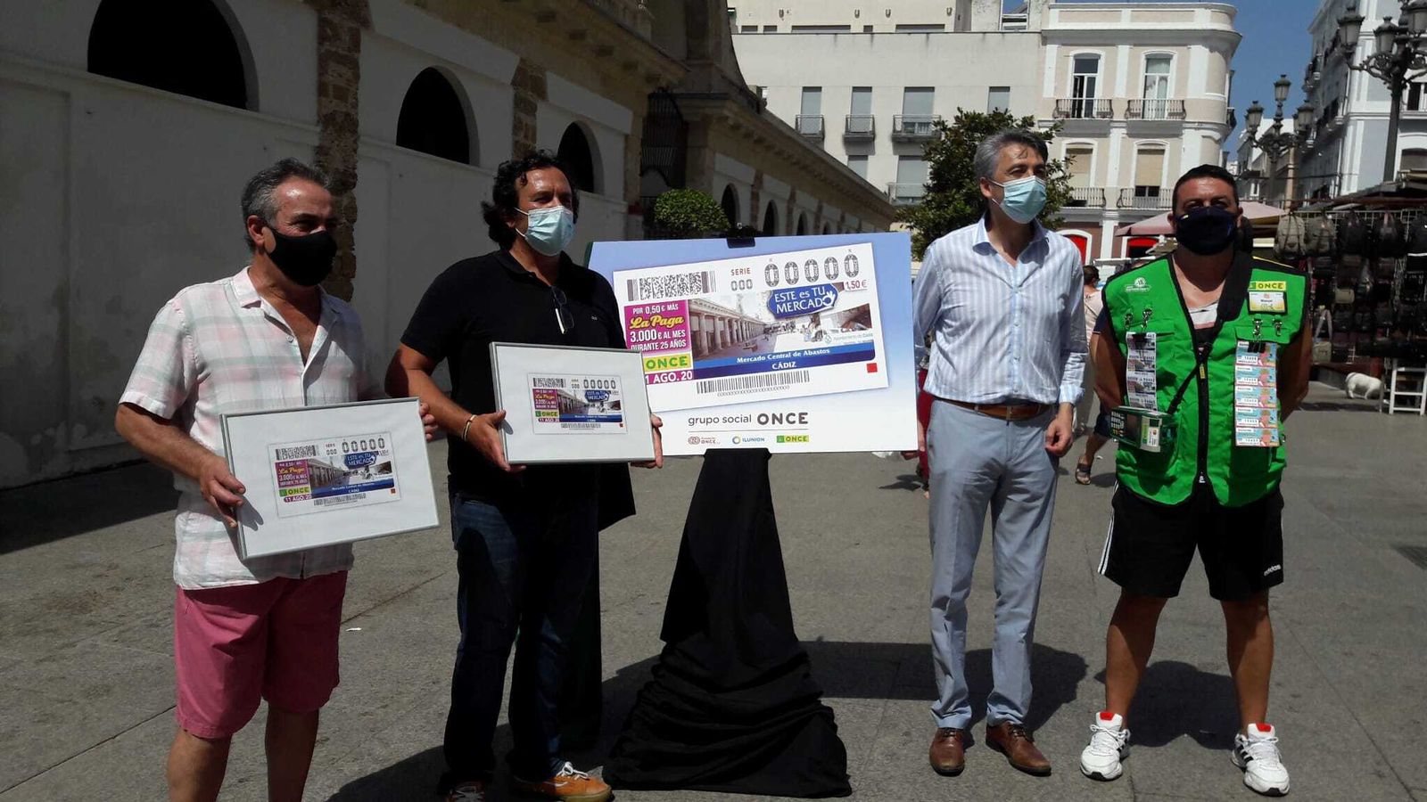 El alcalde y el director de la ONCE en Cádiz, esta mañana ante el Mercado.