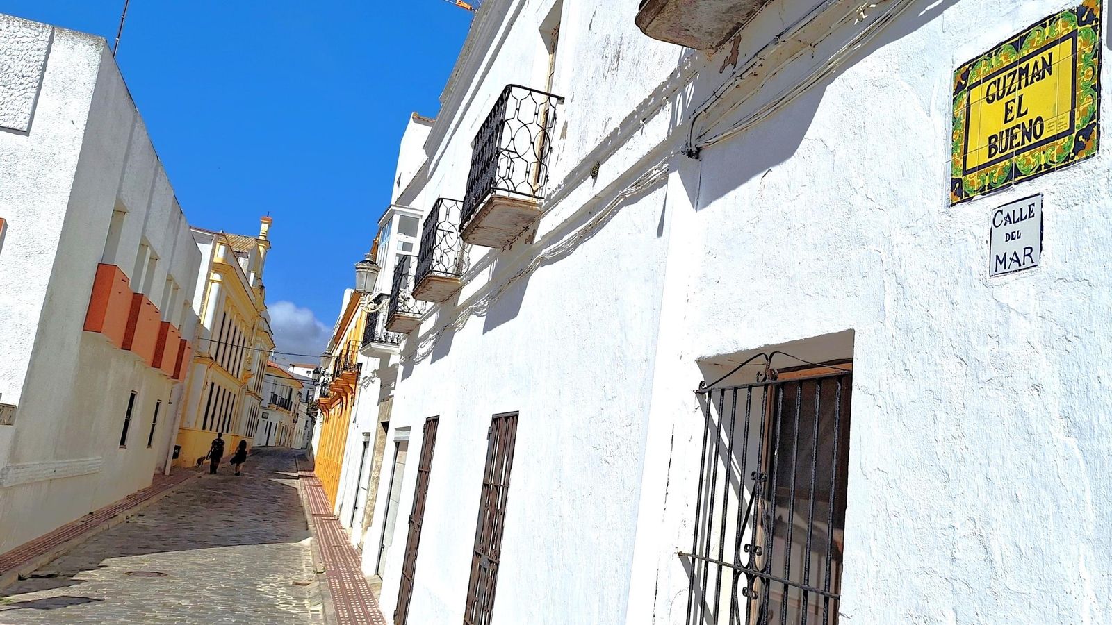 La calle Guzmán el Bueno fue llamada antes calle del Mar por llevar a la zona de la marina.