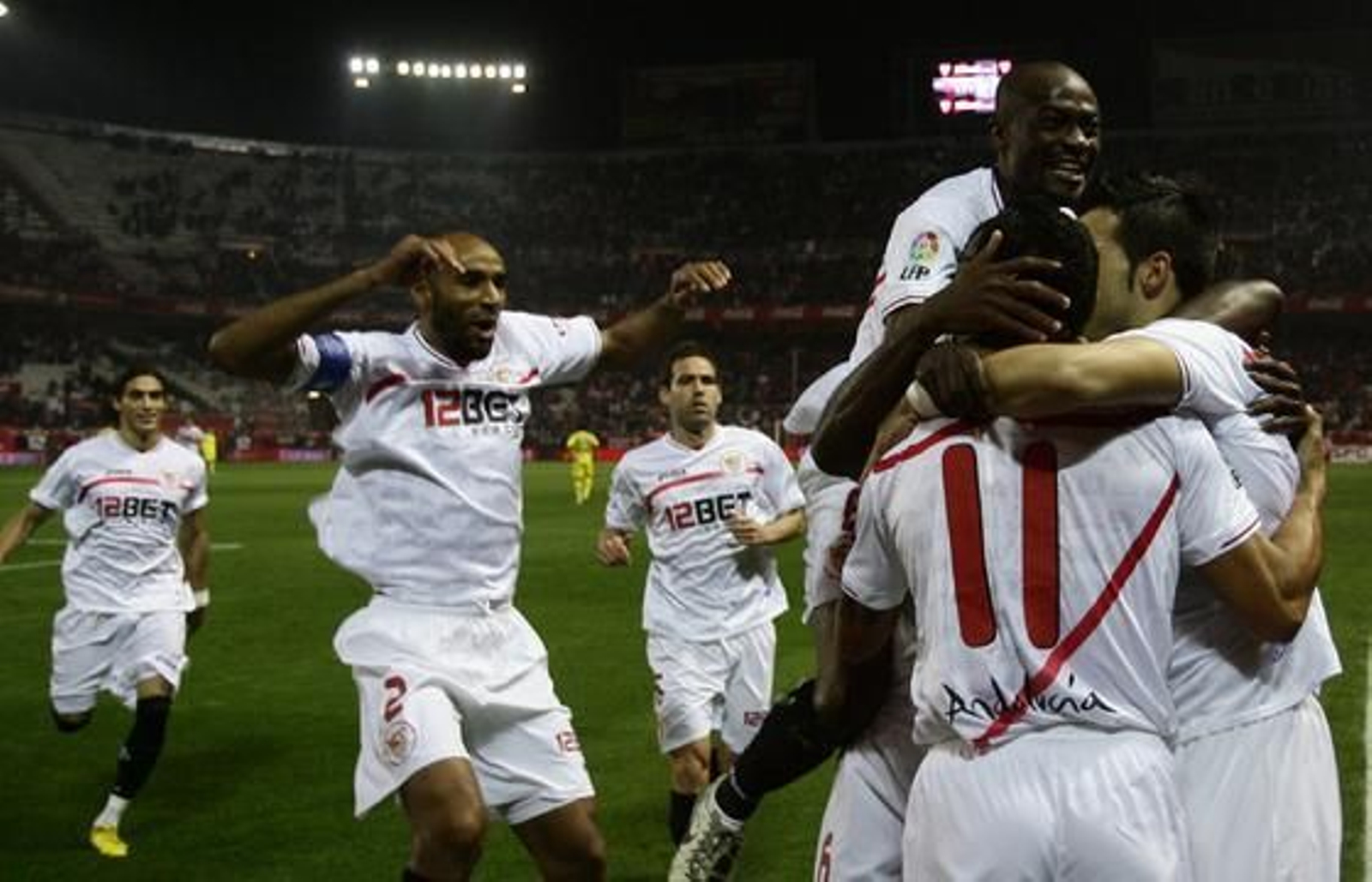El Sevilla celebra la vuelta de Sergio Sánchez a los terrenos de juego con el pase a las semifinales de Copa del Rey ante el Villarreal (3-0). / Antonio Pizarro