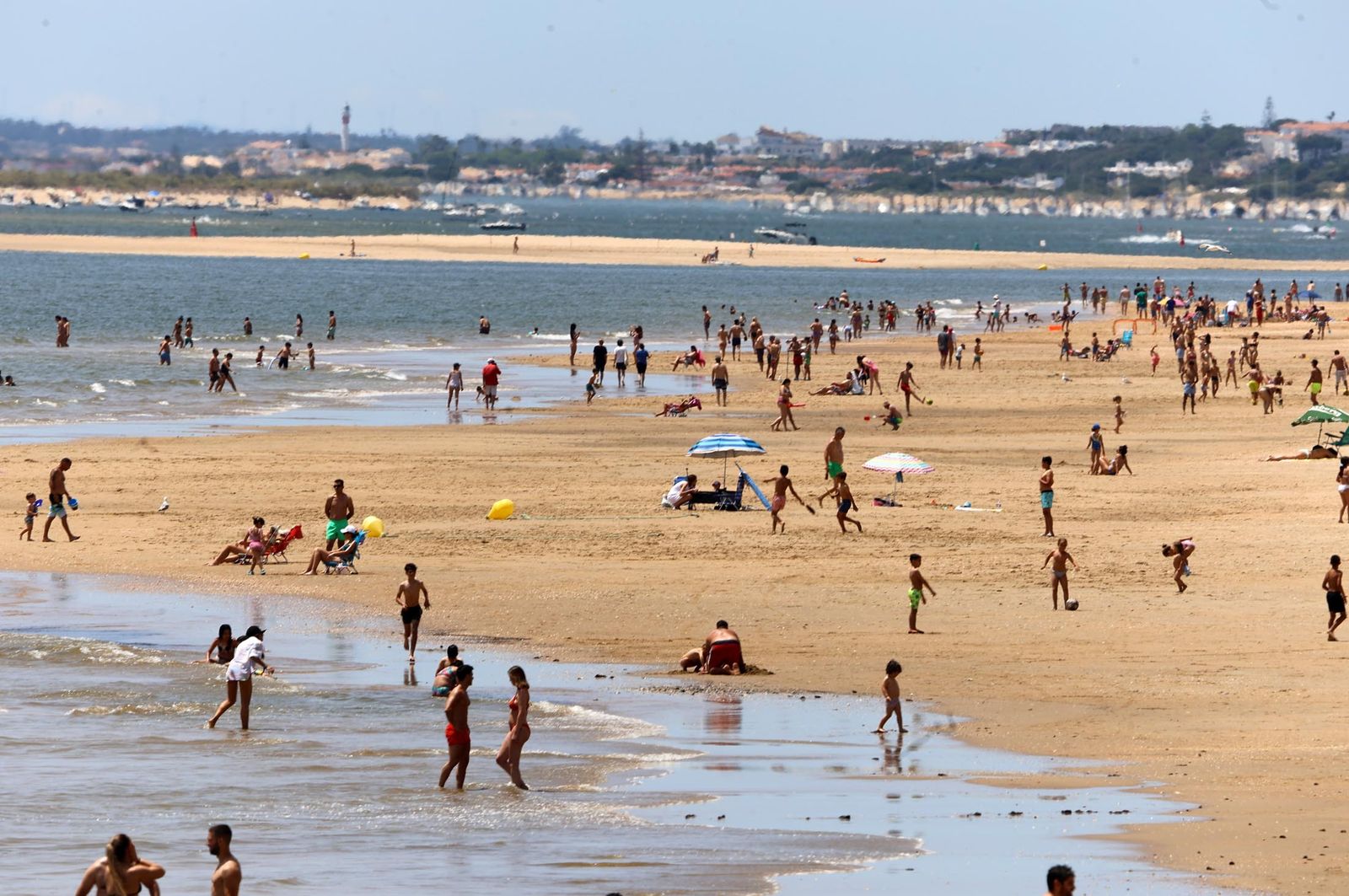 Imágenes del ambiente en las playas de Matalascañas, La Bota y Mazagón durante la mañana del domingo