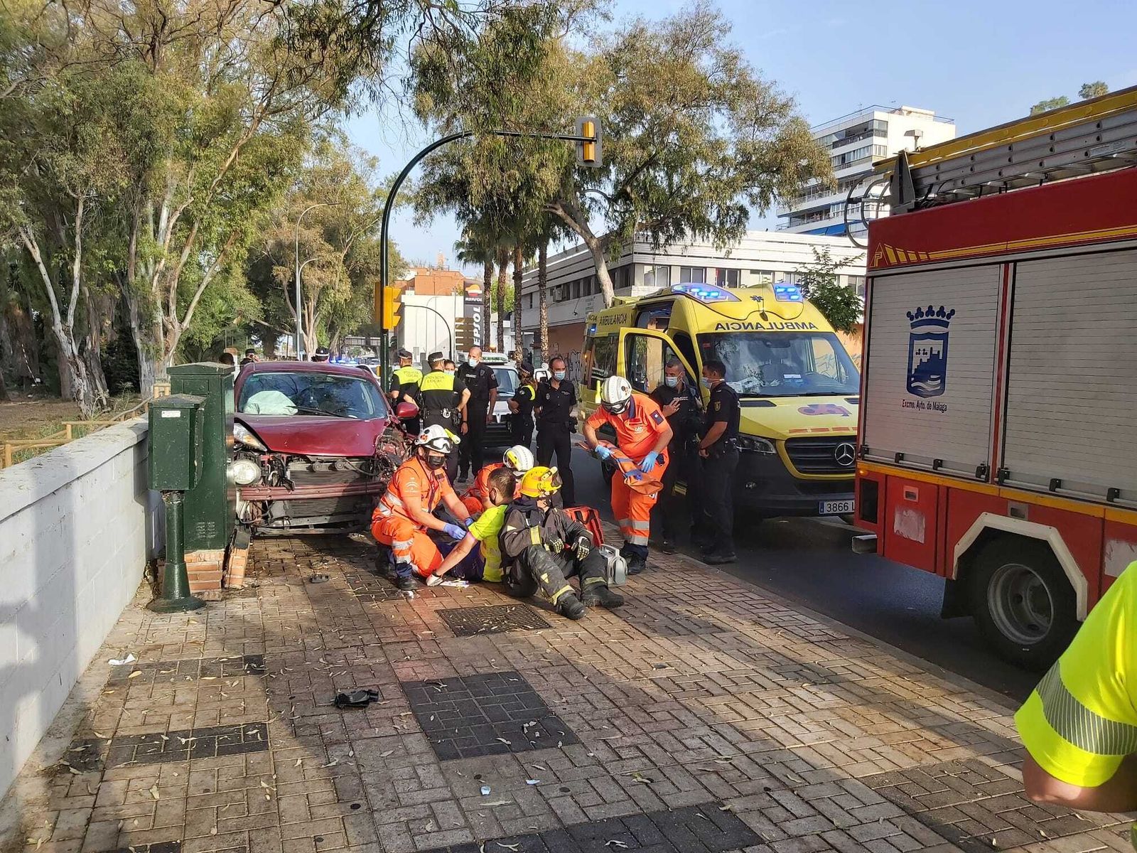 Intervención a los heridos por parte de los servicios sanitarios.