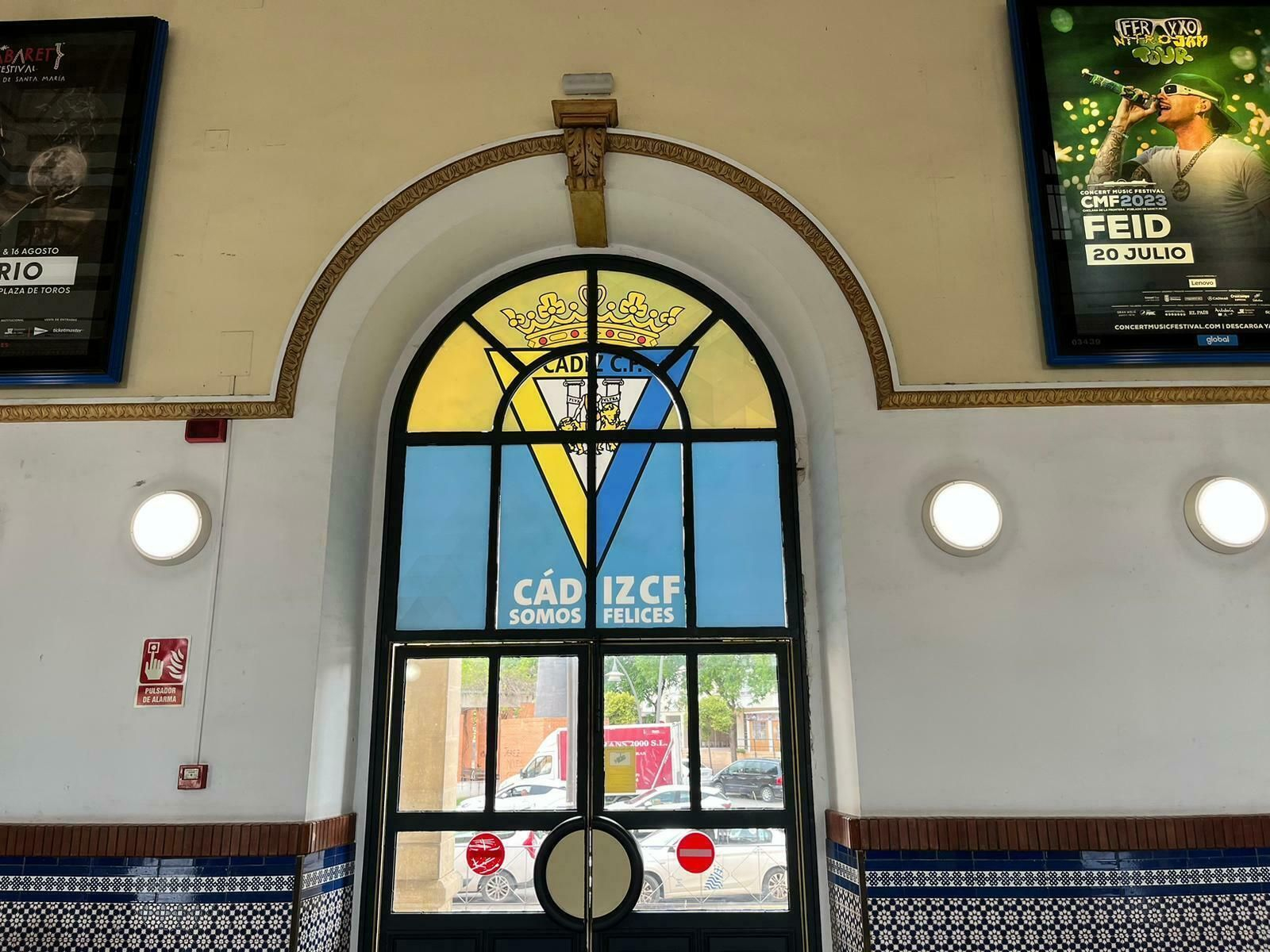El escudo del Cádiz, en la estación de trenes de Jerez