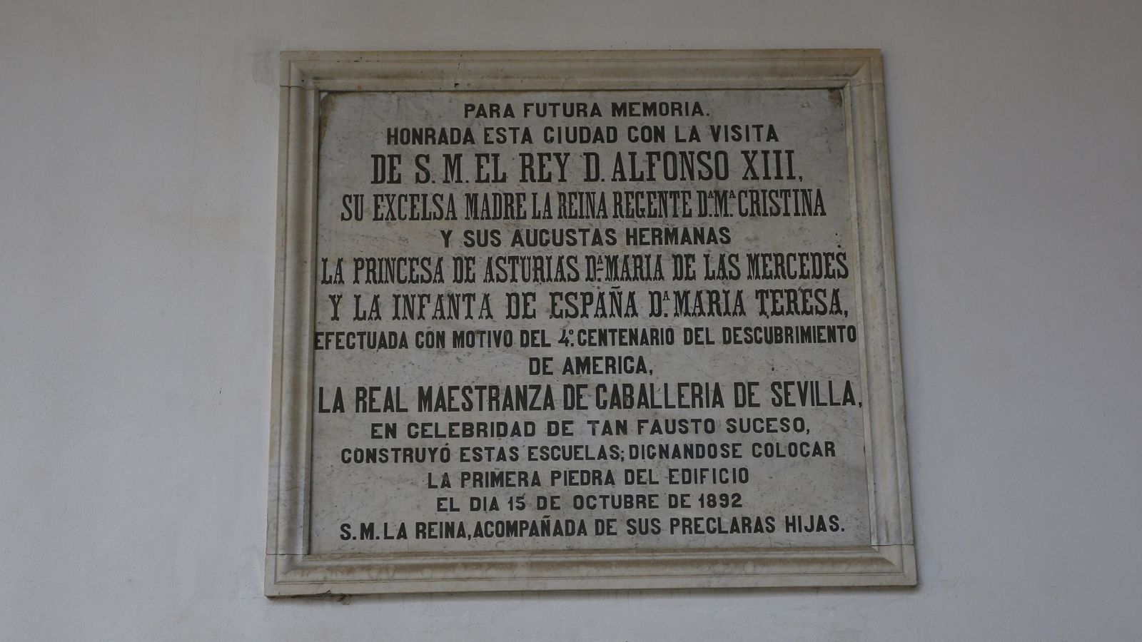 Placa conmemorativa de la inauguración del centro educativo.