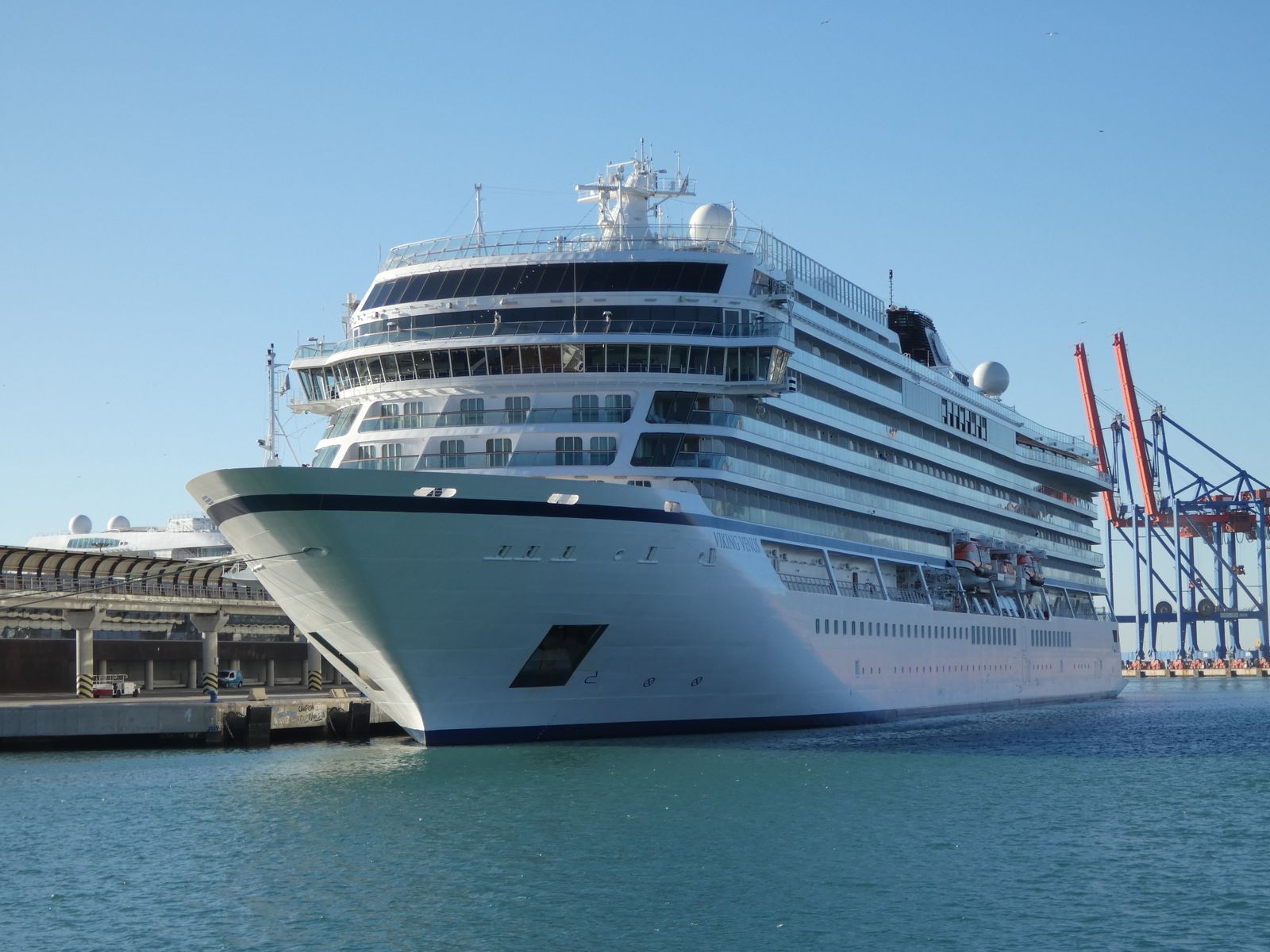 'Viking Venus' este viernes en su primera escala en el puerto de Málaga.