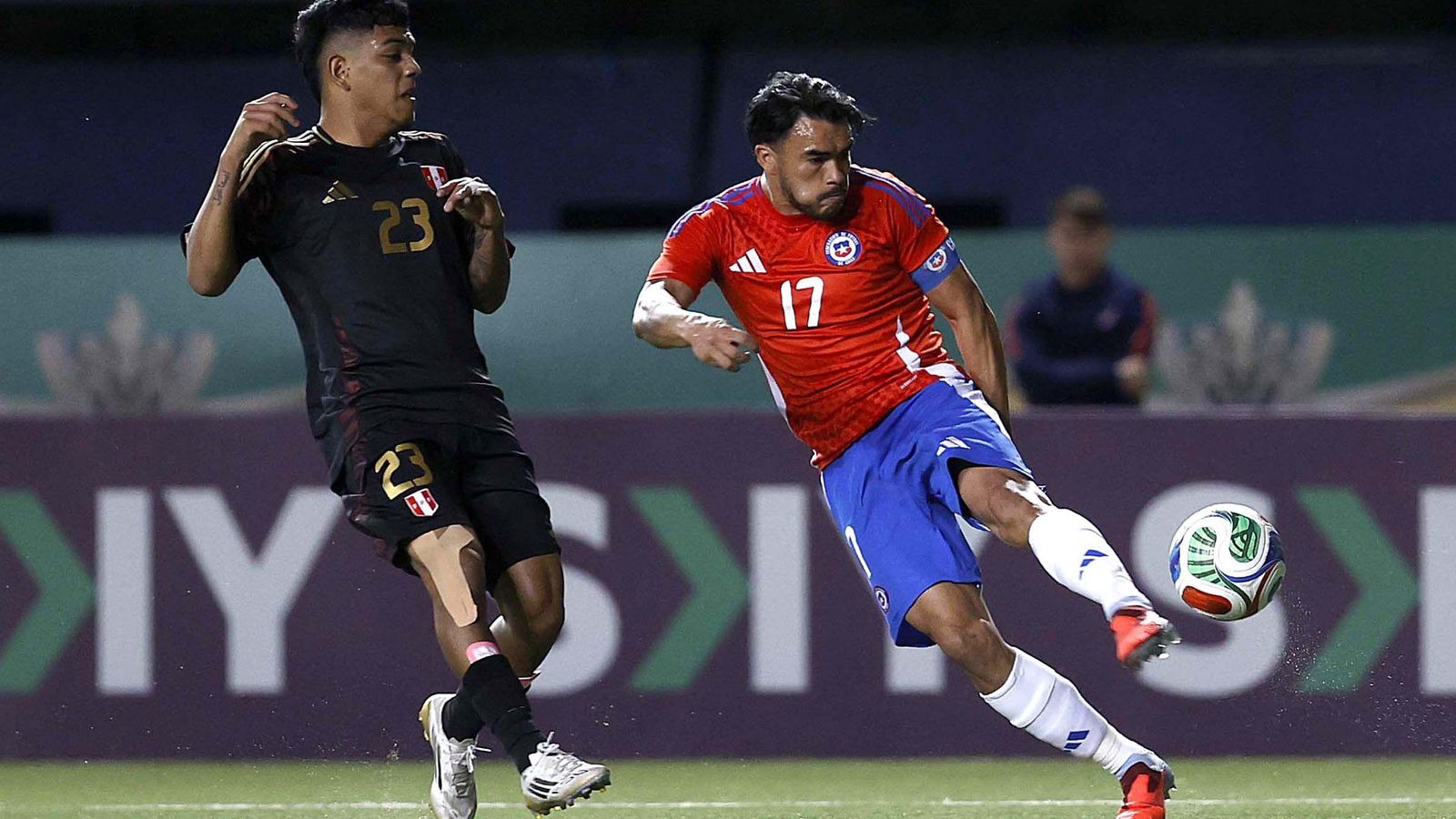 Suazo realiza un centro-chut ante Grimaldo en el Chile-Perú.