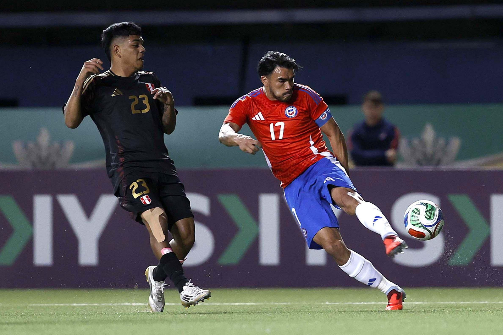 Suazo realiza un centro-chut ante Grimaldo en el Chile-Perú.