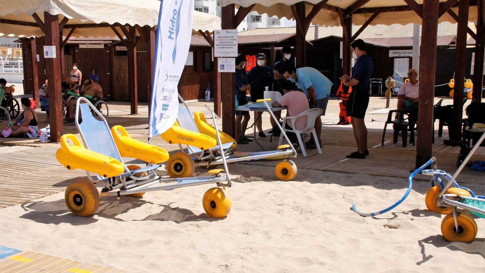 Los vehículos para el baño y las medidas de protección se combinan para ayudar con garantías a las personas con movilidad reducida.