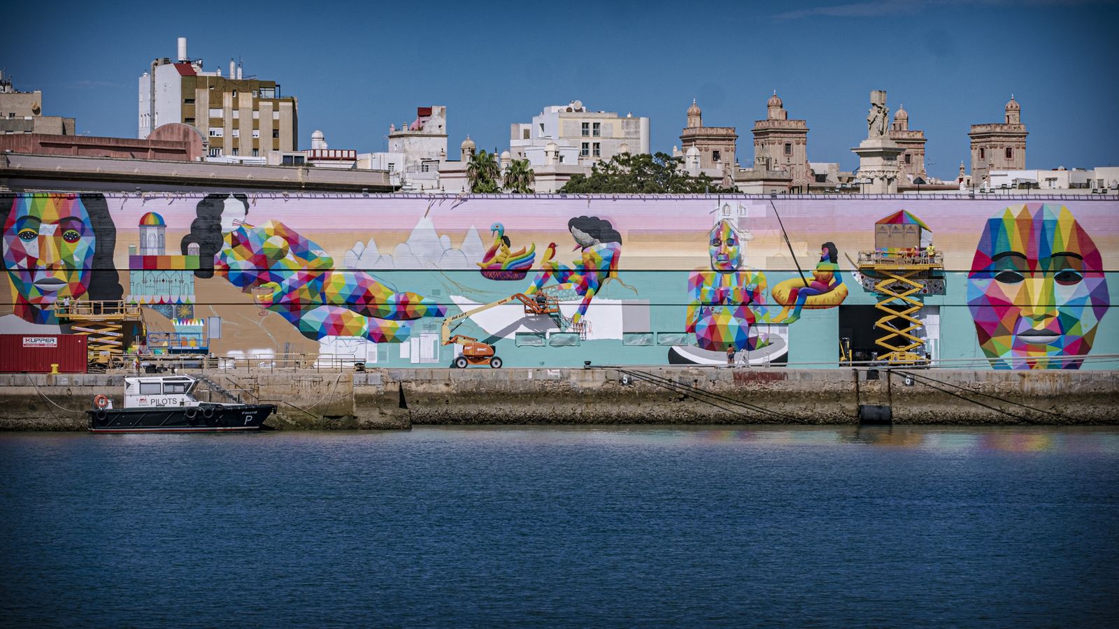 Las imágenes de cómo está quedando el mural de Okuda San Miguel en el Muelle de Cádiz