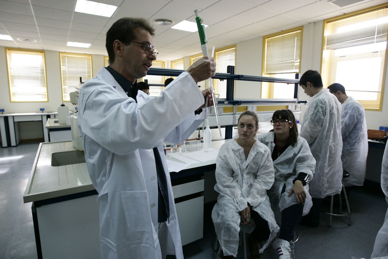 Uno de los equipos de investigación de la UAL enseña a los alumnos los avances de su proyecto.