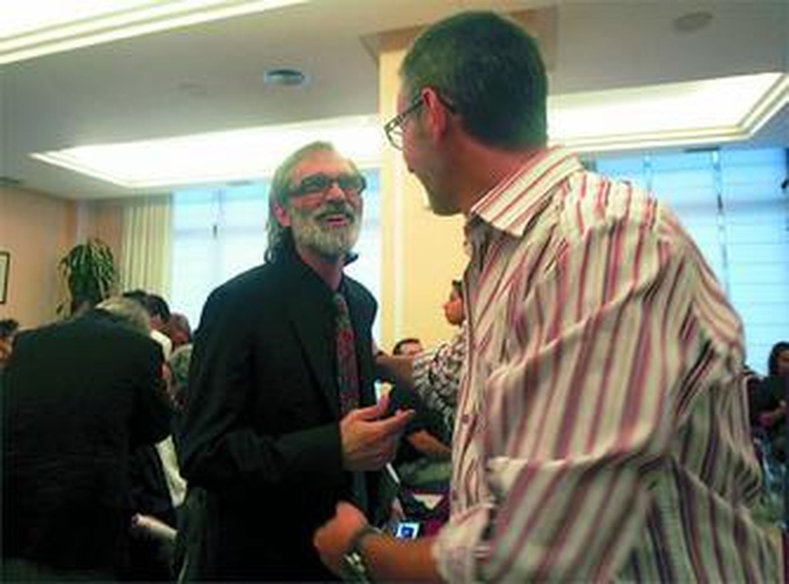 Pérez Peralta saluda en la asamblea de ayer a su rival en las urnas, Francisco Piniella.