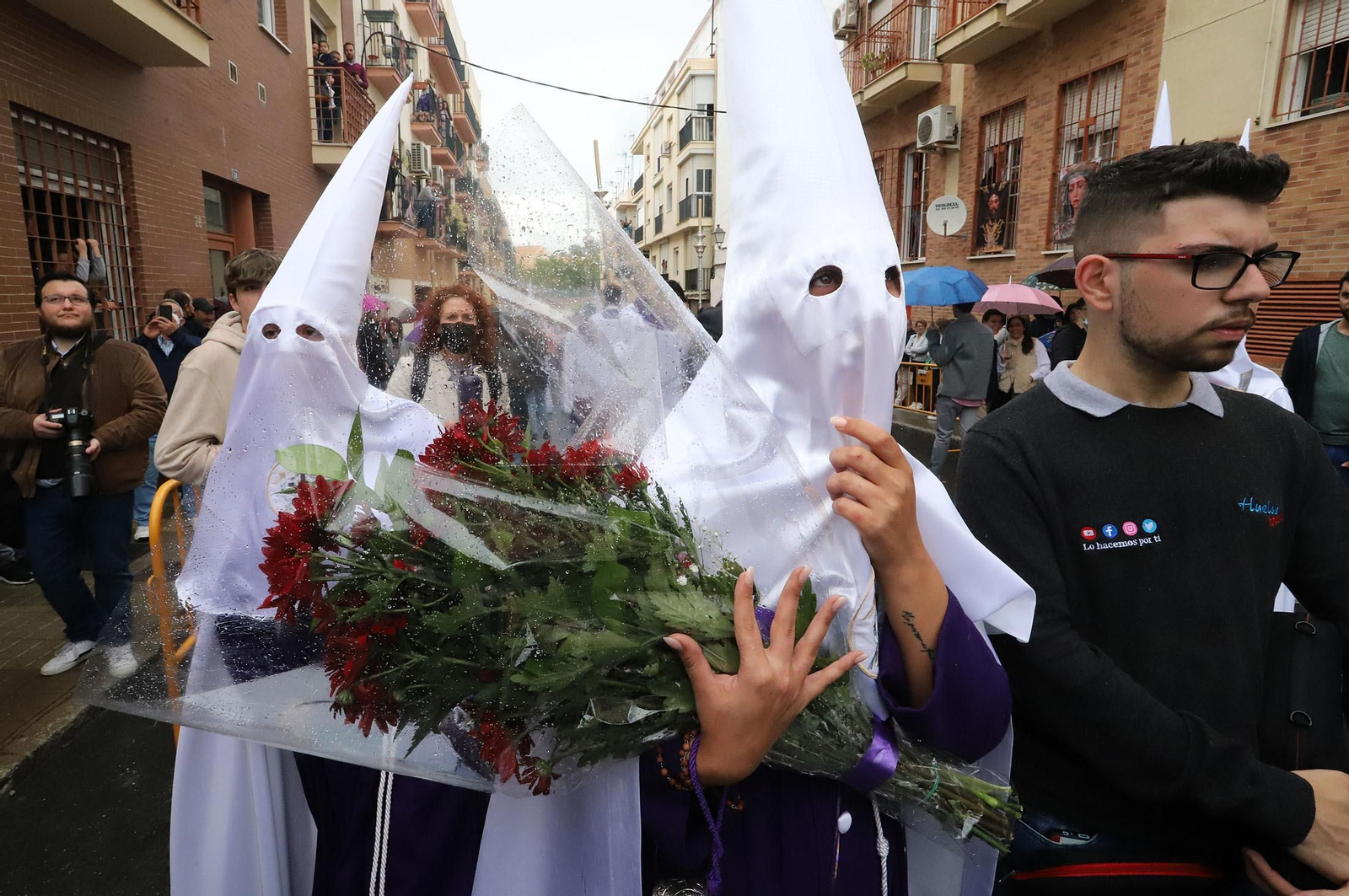 Imágenes de la procesión del Cautivo  bajo la lluvia en Huelva